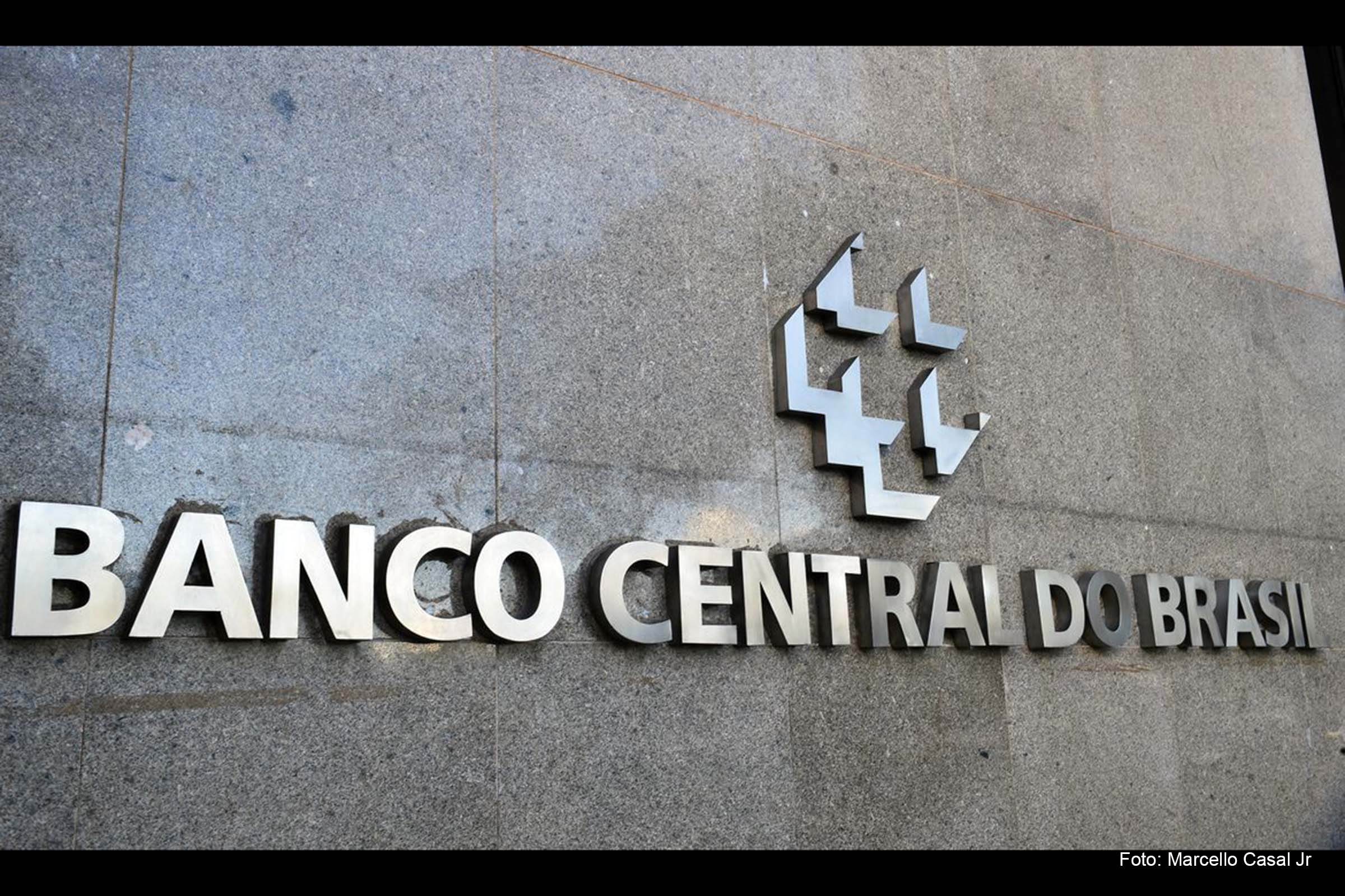 Mercado aguarda comunicado e ata do Copom em meio a pressões pela redução da taxa.