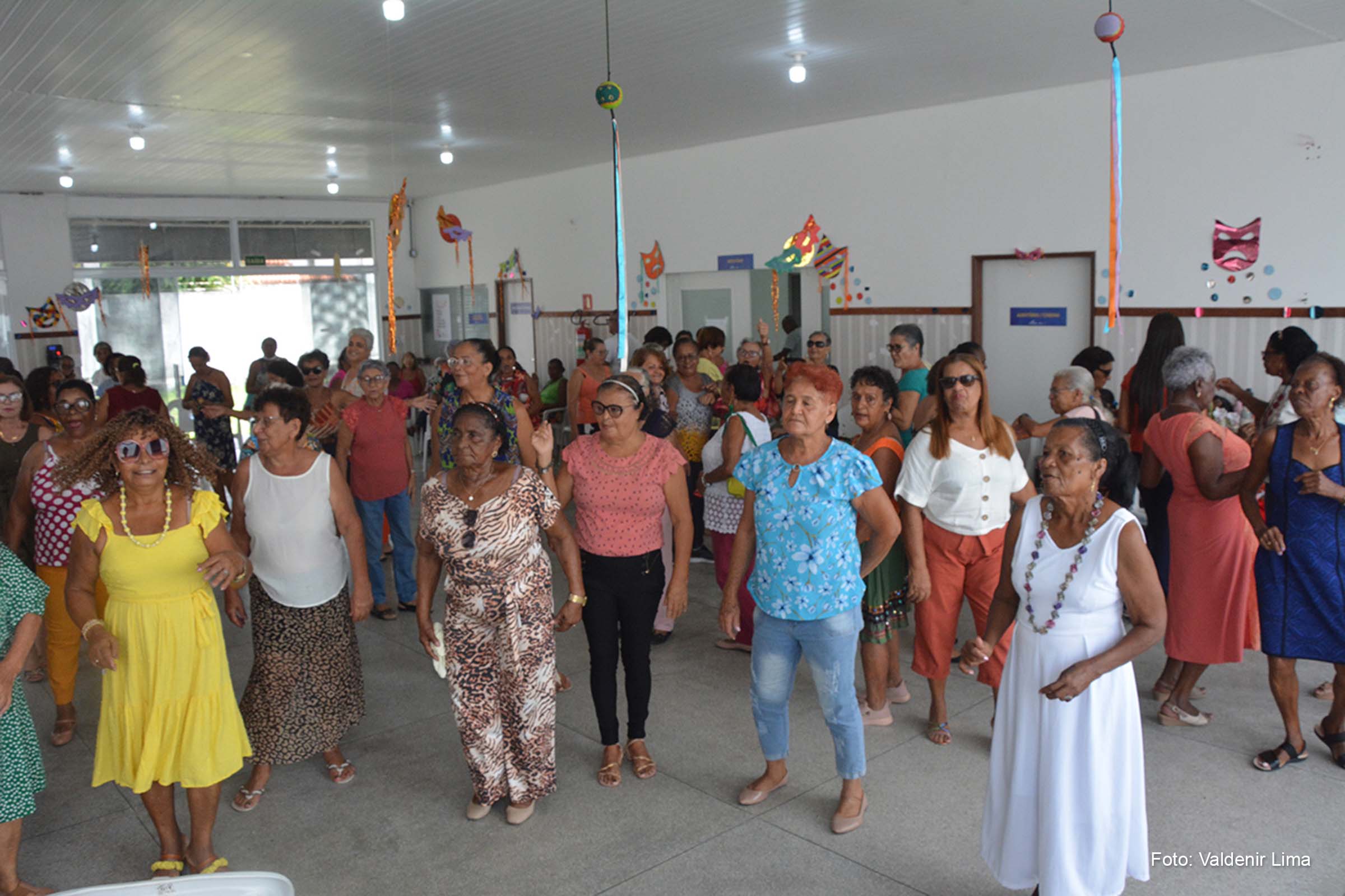 Mais de cem pessoas participaram da confraternização com um delicioso café-da-manhã, muita música, danças e homenagens.