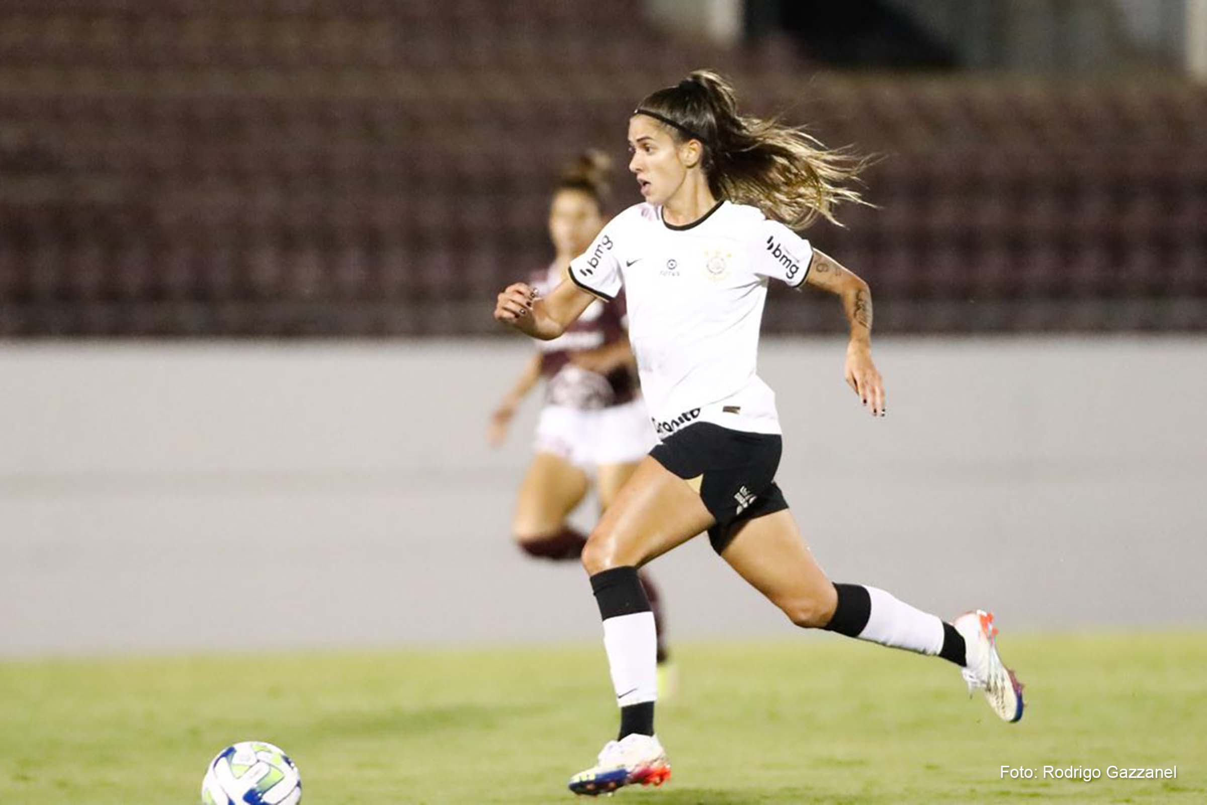 Mesmo atuando fora dos seus domínios, o Corinthians conseguiu abrir o placar aos 8 minutos do primeiro tempo.