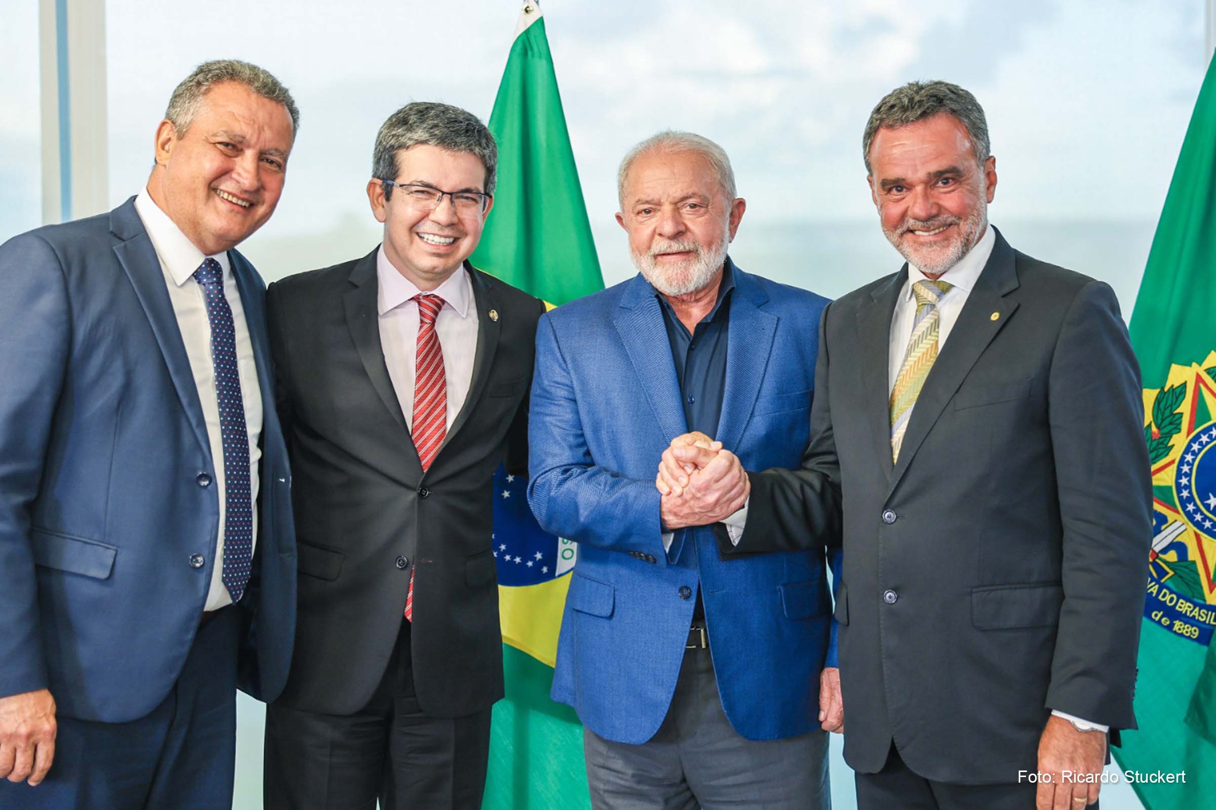 Participaram da reunião o deputado Daniel Almeida, vice-líder do Governo no Congresso, o senador Randolfe Rodrigues, líder no Congresso, e Rui Costa, ministro da Casa Civil.