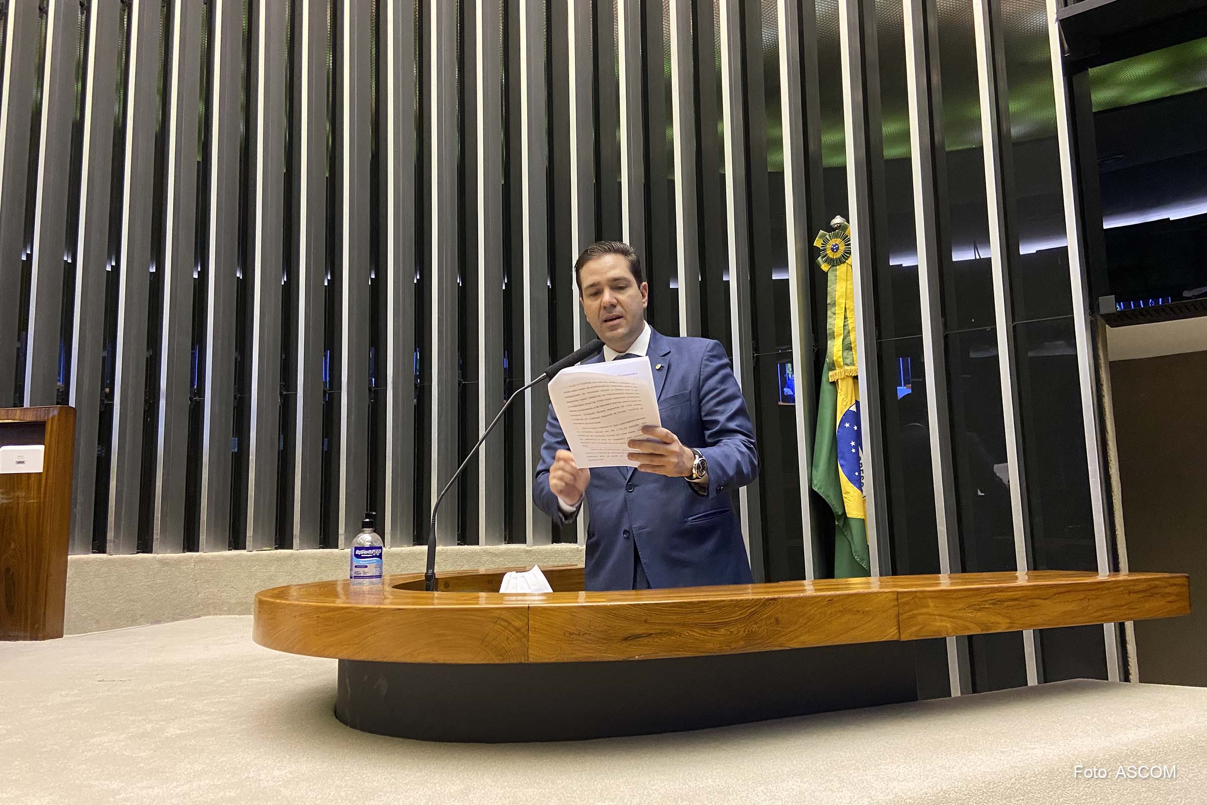 De acordo com a proposta do deputado Eduardo Bismarck, fica proibida a ação de apoiar ou criticar candidatos, lideranças e partidos.