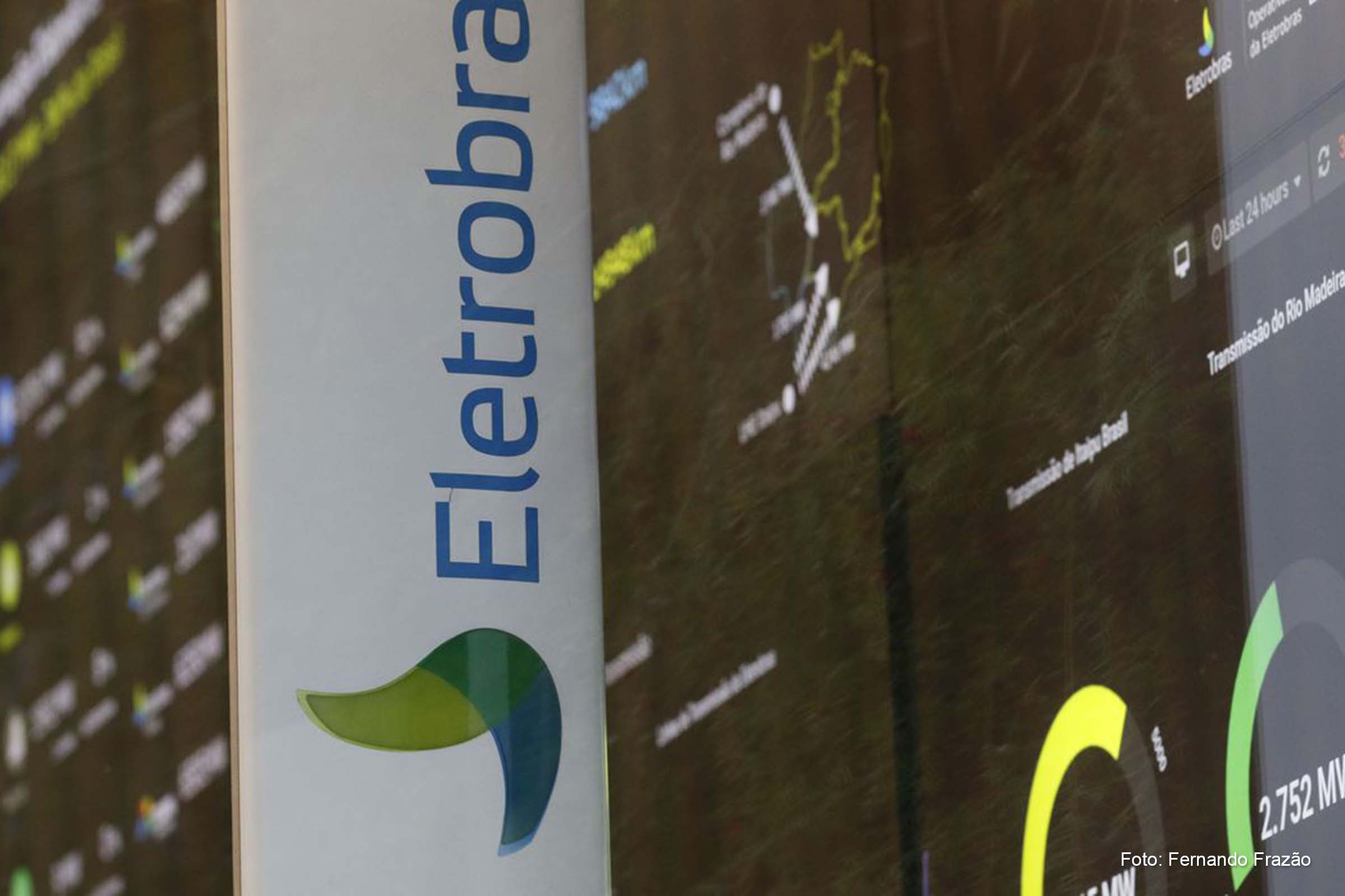 A Eletrobras detém cerca de 50% da transmissão de energia do país e aproximadamente 36% da geração nacional.