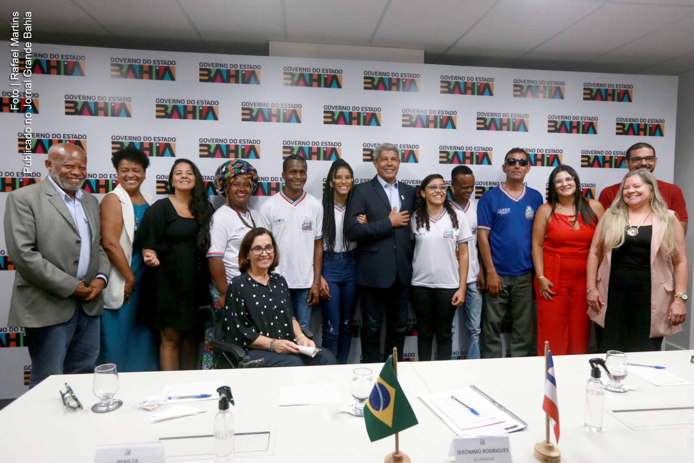 Governador Jerônimo Rodrigues e estudantes da rede estadual da Bahia com deficiência visual que foram aprovados em universidades públicas.