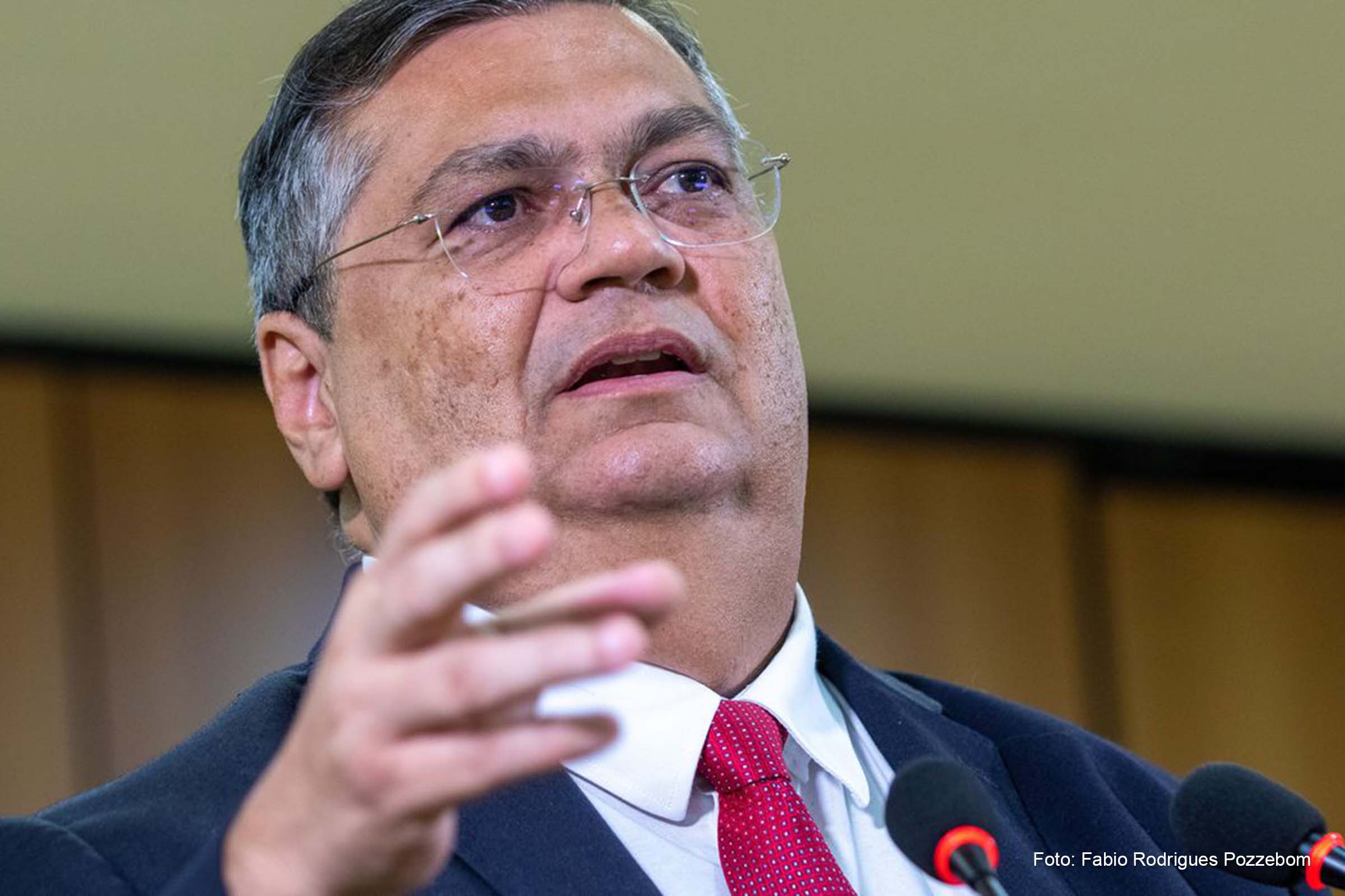 Ministro Flávio Dino entra com notícia-crime contra sete parlamentares