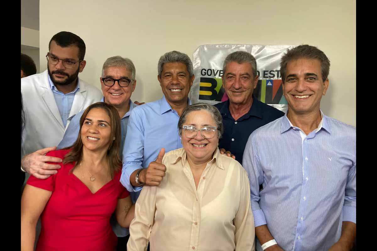 Governador Jerônimo Rodrigues, deputado Robinson Almeida e outros durante inauguração do ambulatório do HGCA, em Feira de Santana.