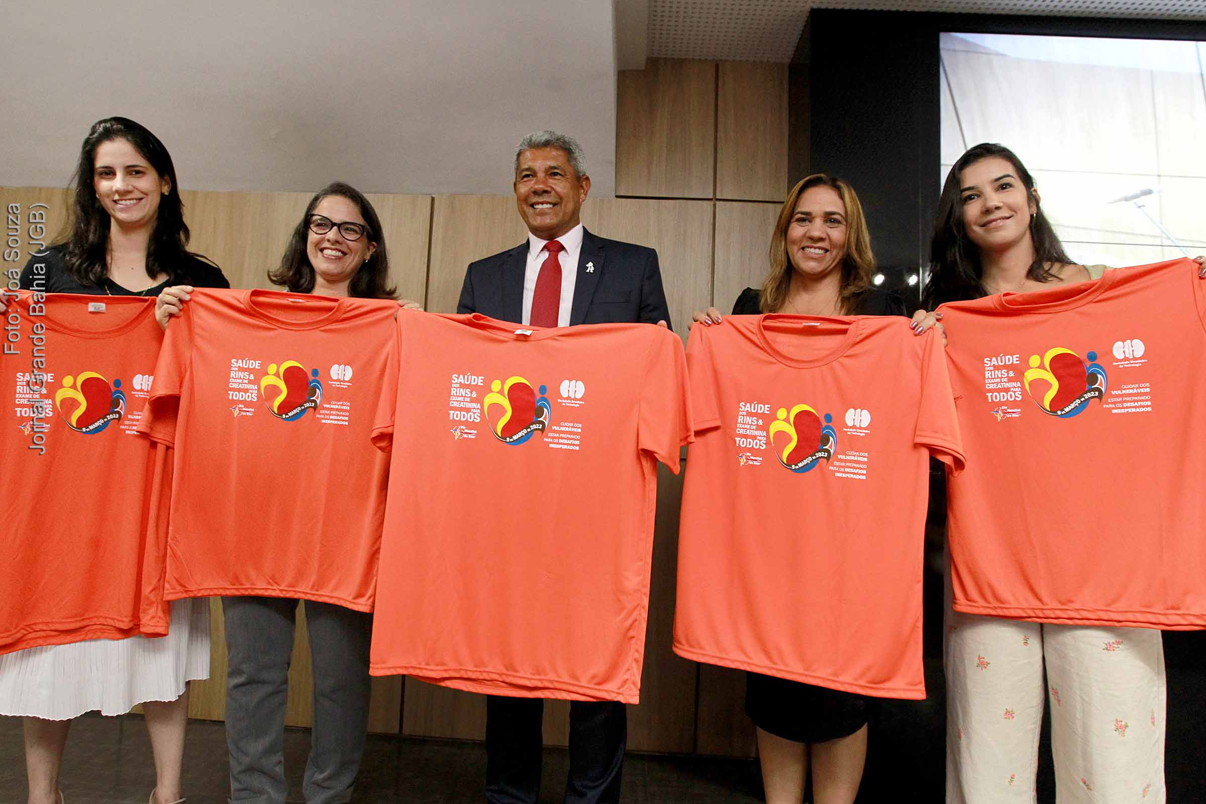 Governador Jerônimo Rodrigues lança programa para pessoas com doença renal crônica e anuncia medidas para acelerar processo de regulação, no auditório Sesab.