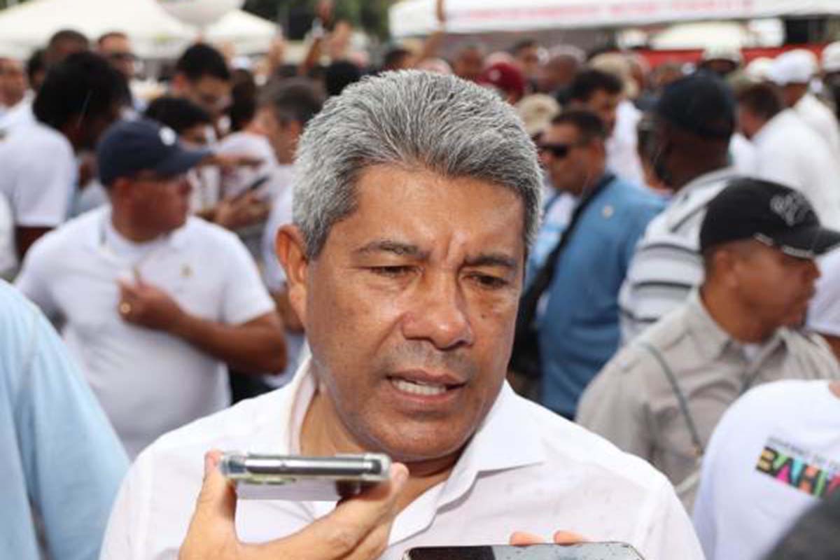 Governador Jerônimo Rodrigues anuncia ano letivo até aos sábados.