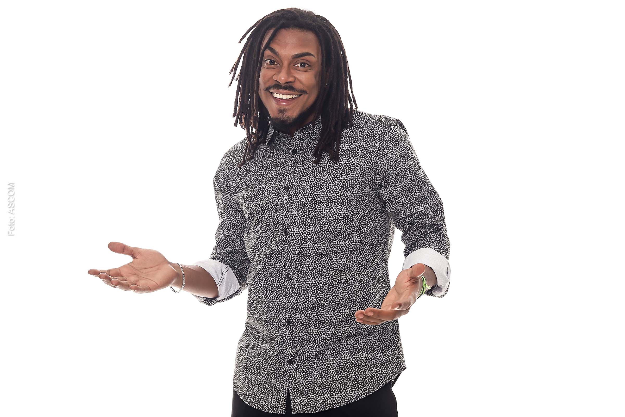 O artista Jhordan Matheus se apresenta no Centro Cultural Amélio Amorim, em Feira de Santana.