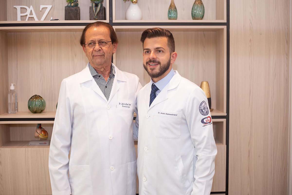 O competente cardiologista João de Deus ladeado pelo seu filho e também medico André Chateaubriand.
