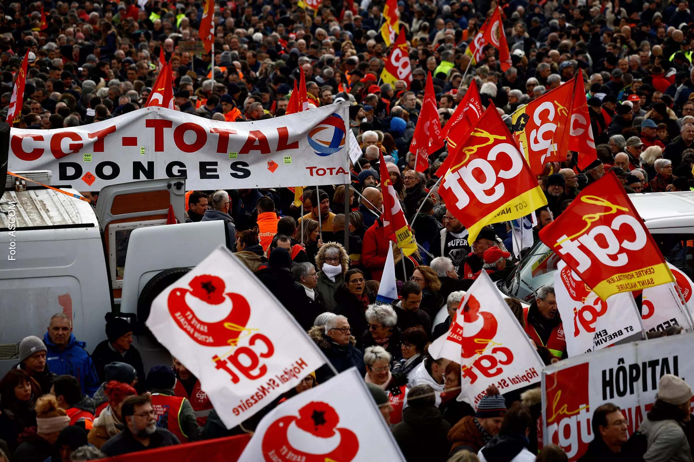 Trabalhadores franceses da gigante petrolífera francesa TotalEnergies participam de uma manifestação contra o plano de reforma do governo francês em Saint-Nazaire.