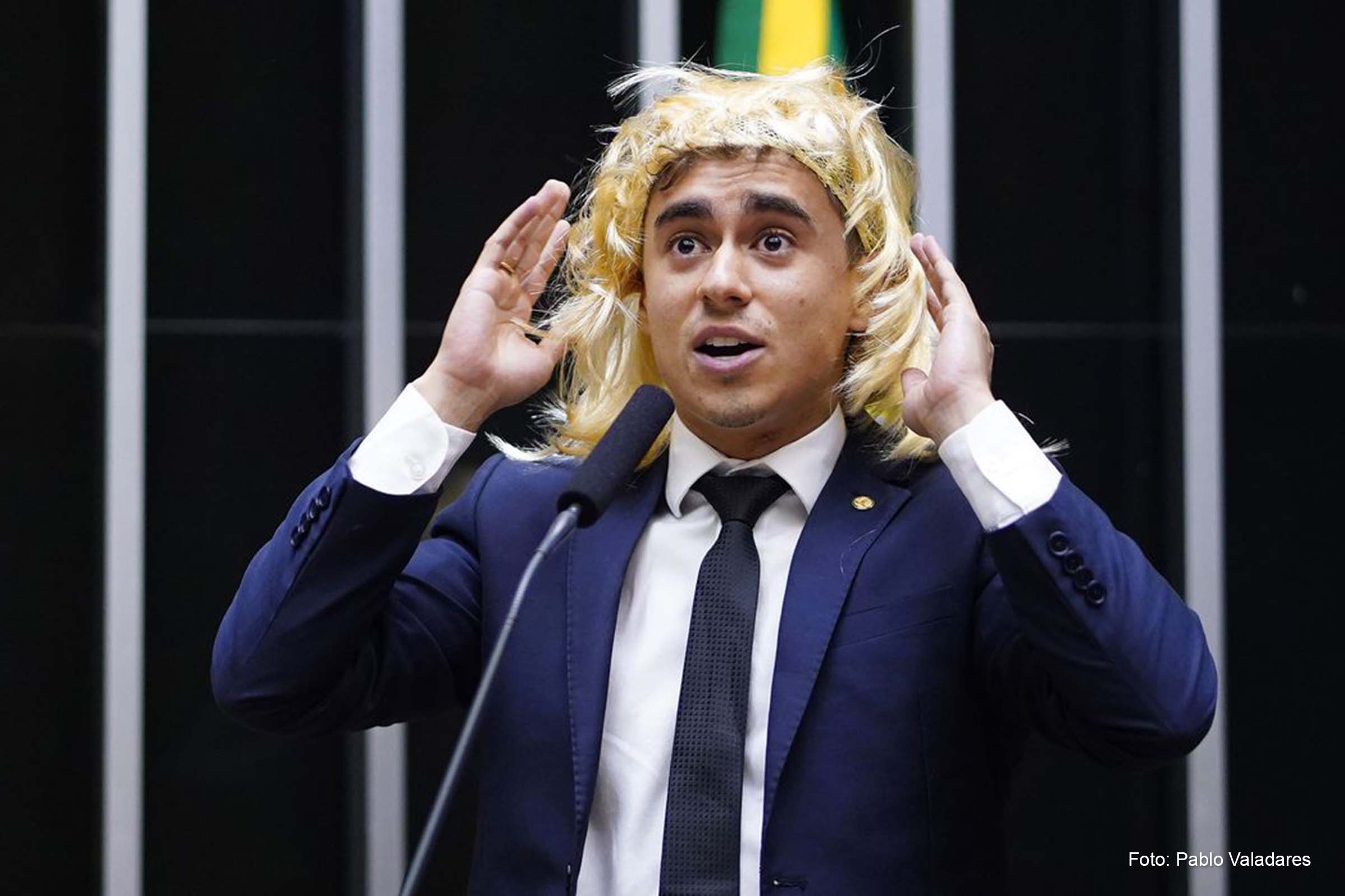 Para a comunidade LGBTQIA+, o parlamentar cometeu crime de transfobia no discurso.