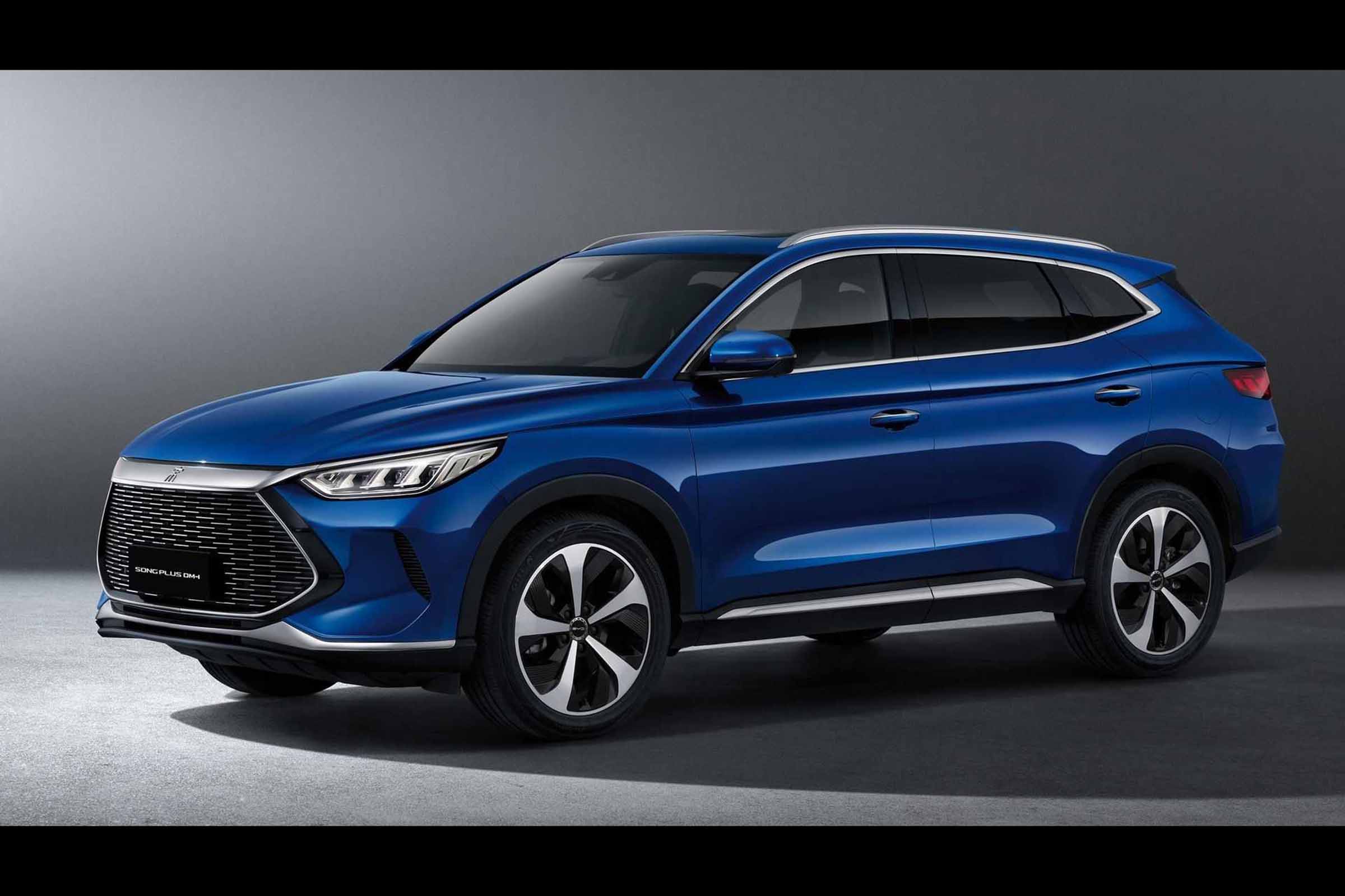 O Song 1.5 de dois motores (elétrico 179 cv e a combustão 110 cv) deverá ser o carro de largada, de média 38,4 Km/l na cidade e 28,1 Km/l na estrada, com a empresa chinesa explorando o mercado de carros híbridos e elétricos.