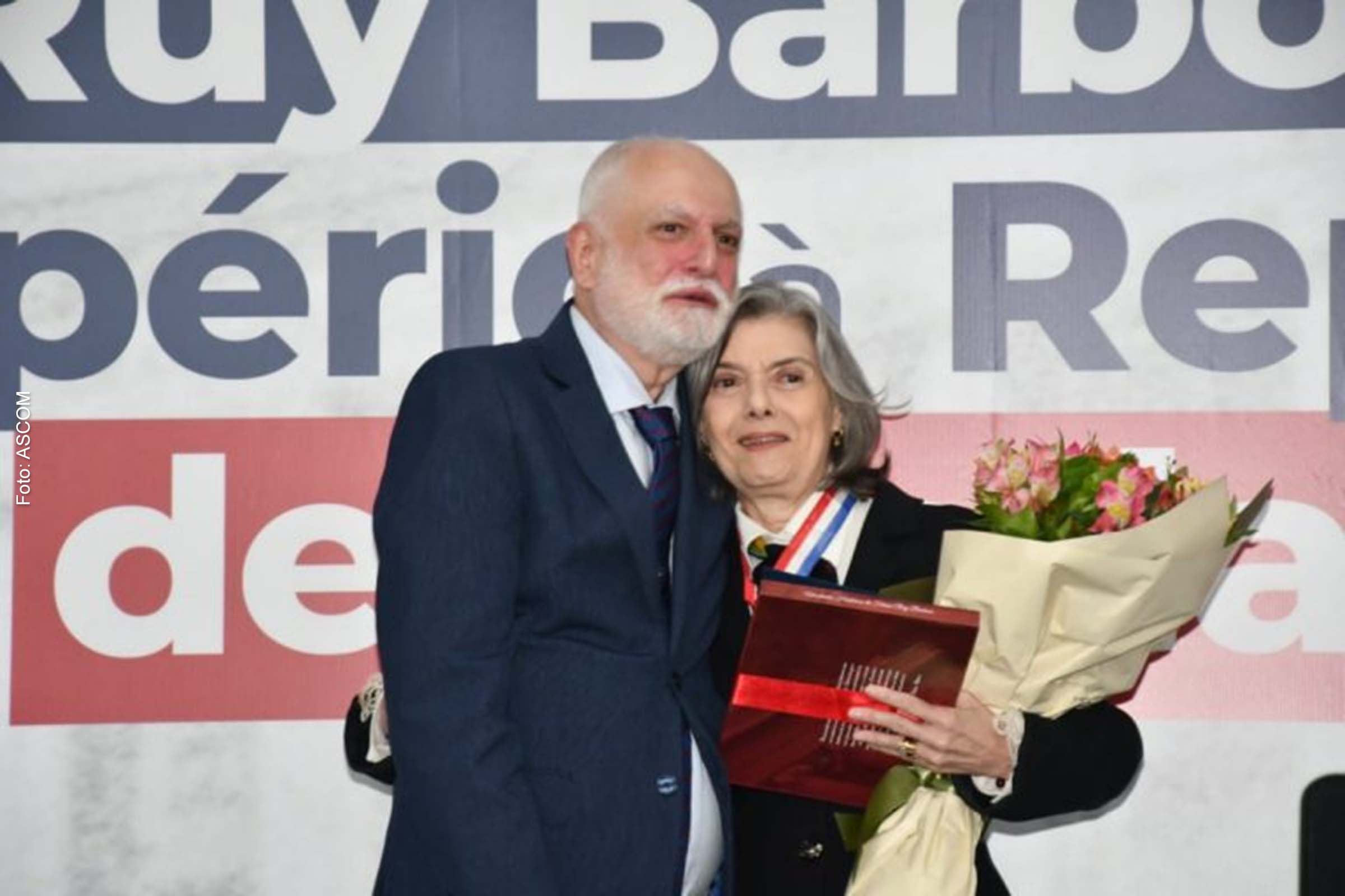Presidente Nilson Soares Castelo Branco condecorou a Ministra Cármen Lúcia com a Medalha do Mérito Jurídico Ruy Barbosa.