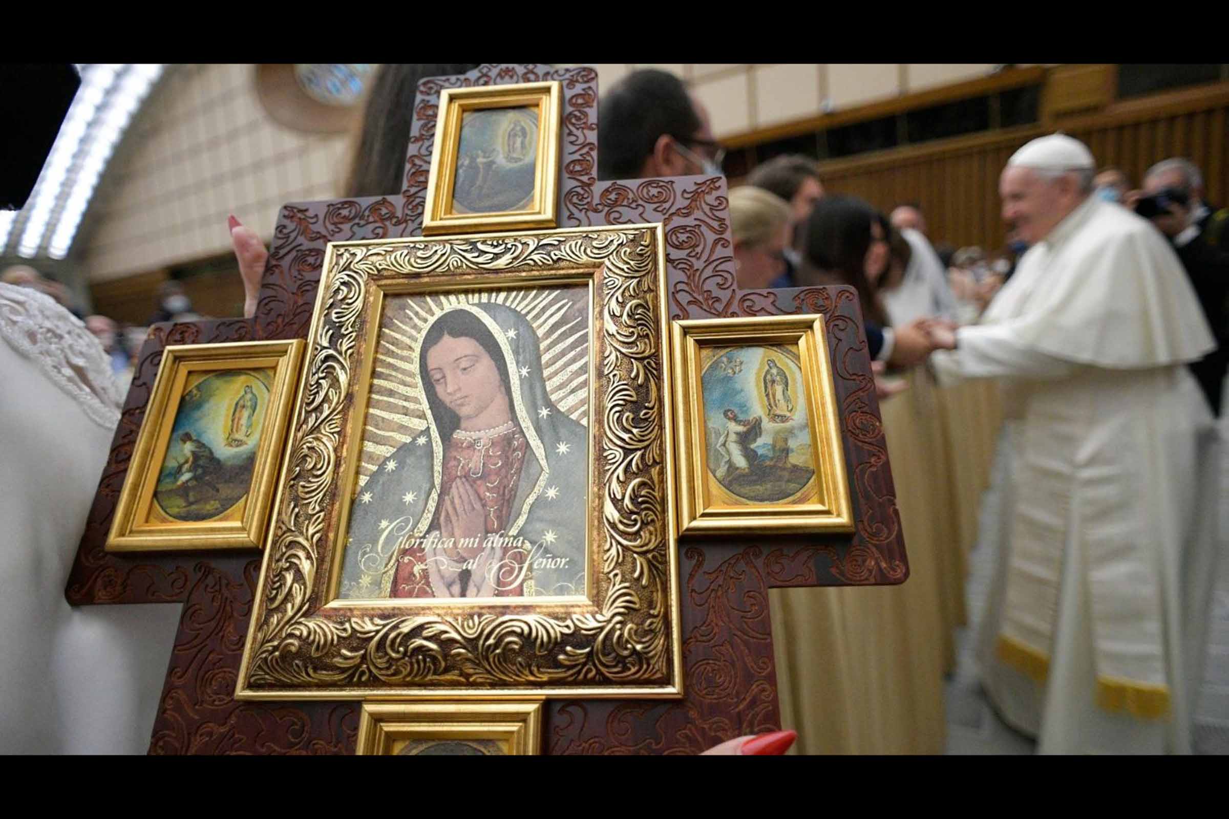 Segundo o Papa Francisco , "é estando com Ele que aprendemos a reconhecer, no seu rosto, a beleza luminosa do amor que se doa, mesmo quando carrega os sinais da cruz".