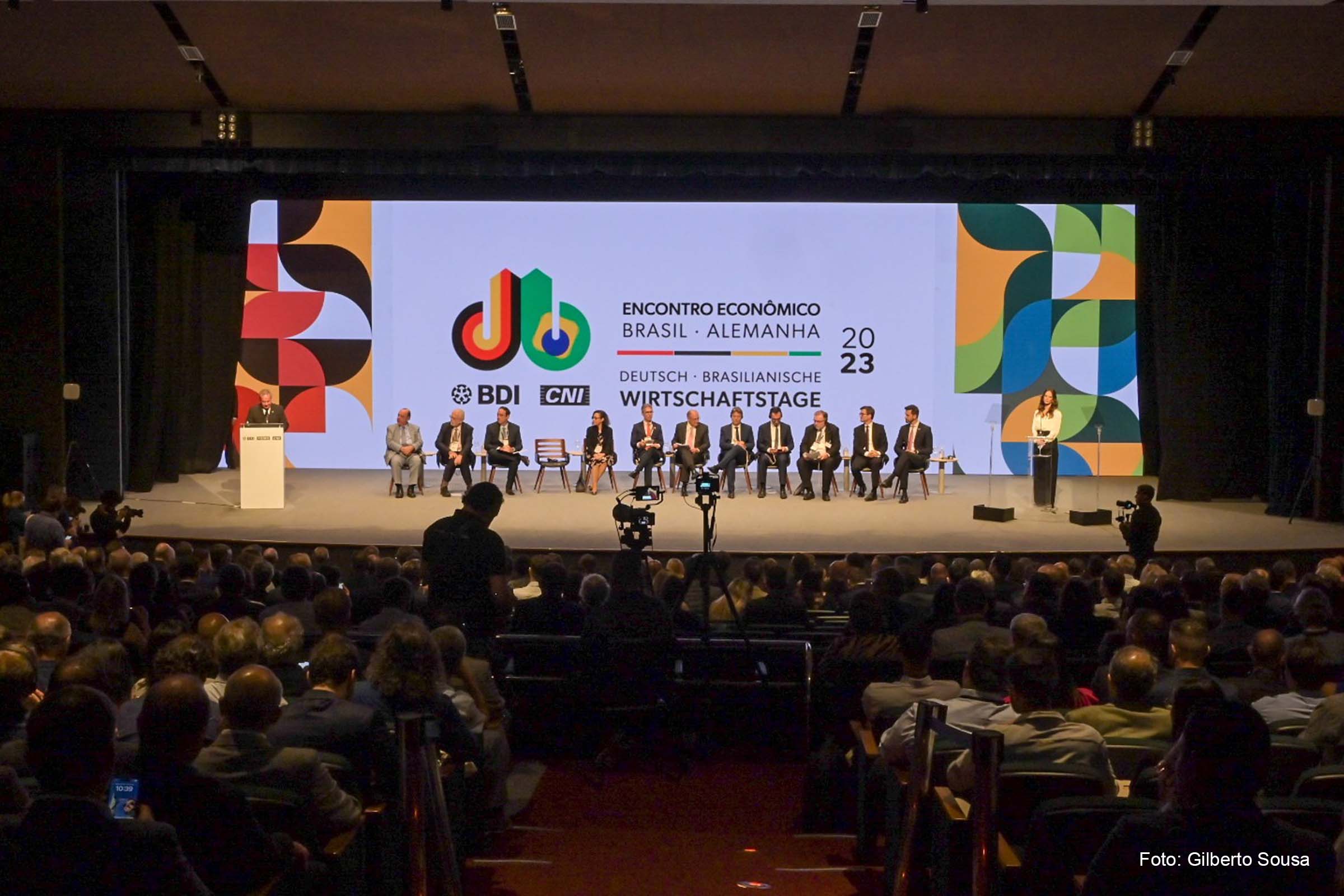 A edição 2023, que começou no domingo e encerrou na terça-feira (12 a 14/03/2023), discutiu o tema “Novas abordagens sobre energia, clima e digitalização”.