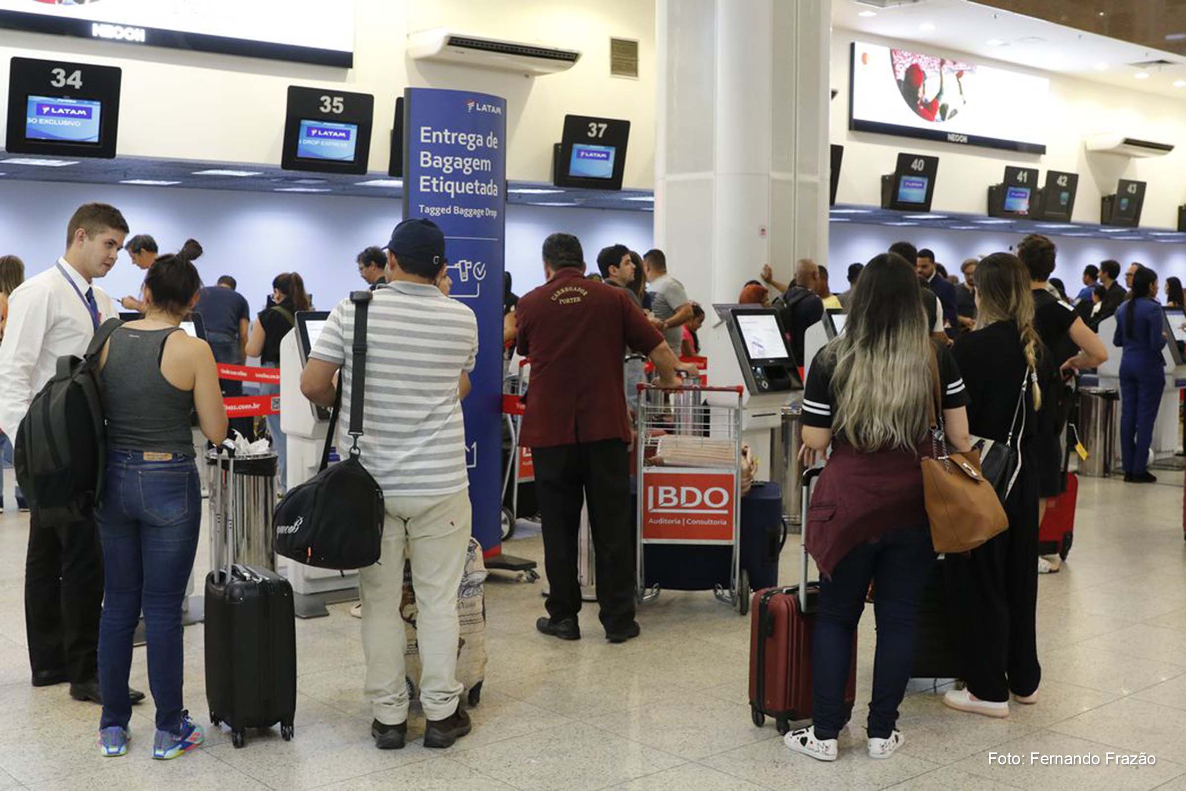 Do total de embarques, 5,4 milhões foram de passageiros transportados no mercado doméstico.