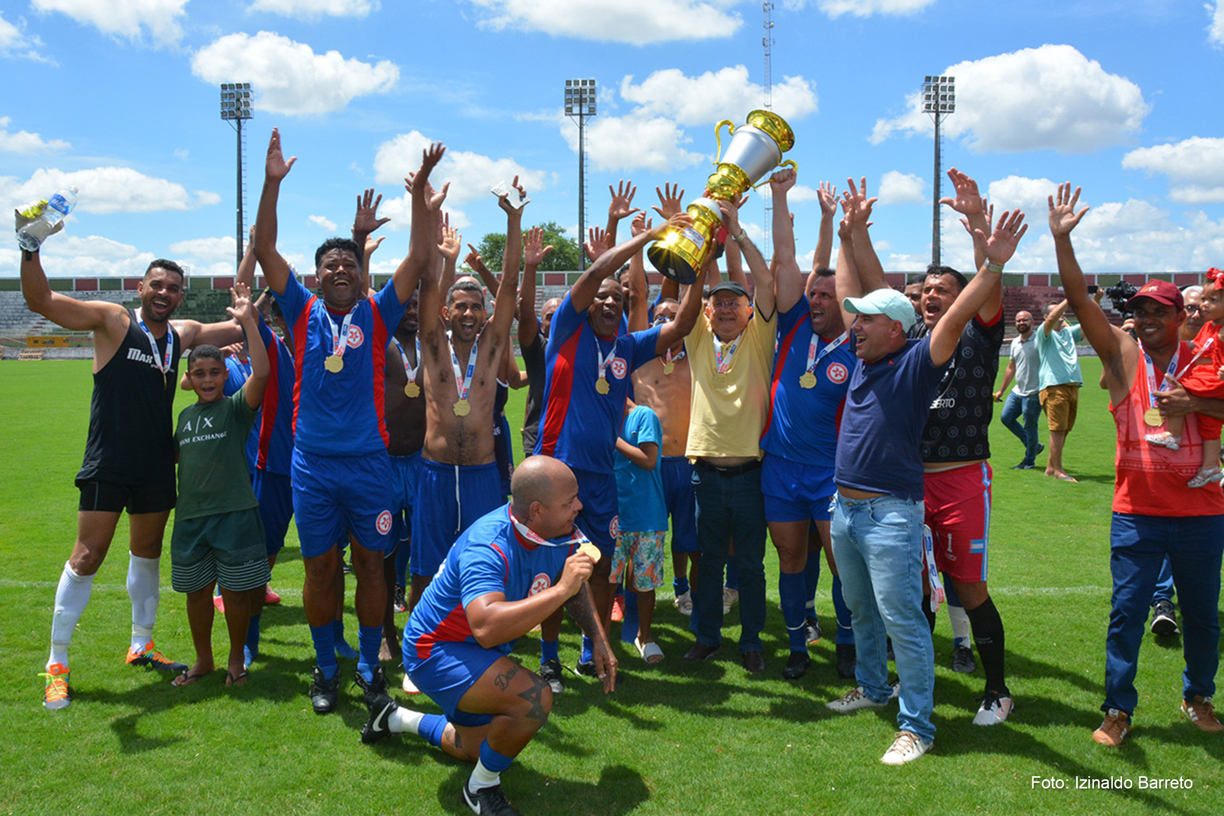 Após o apito final, os jogadores do Chão de Flores comemoraram bastante o título.