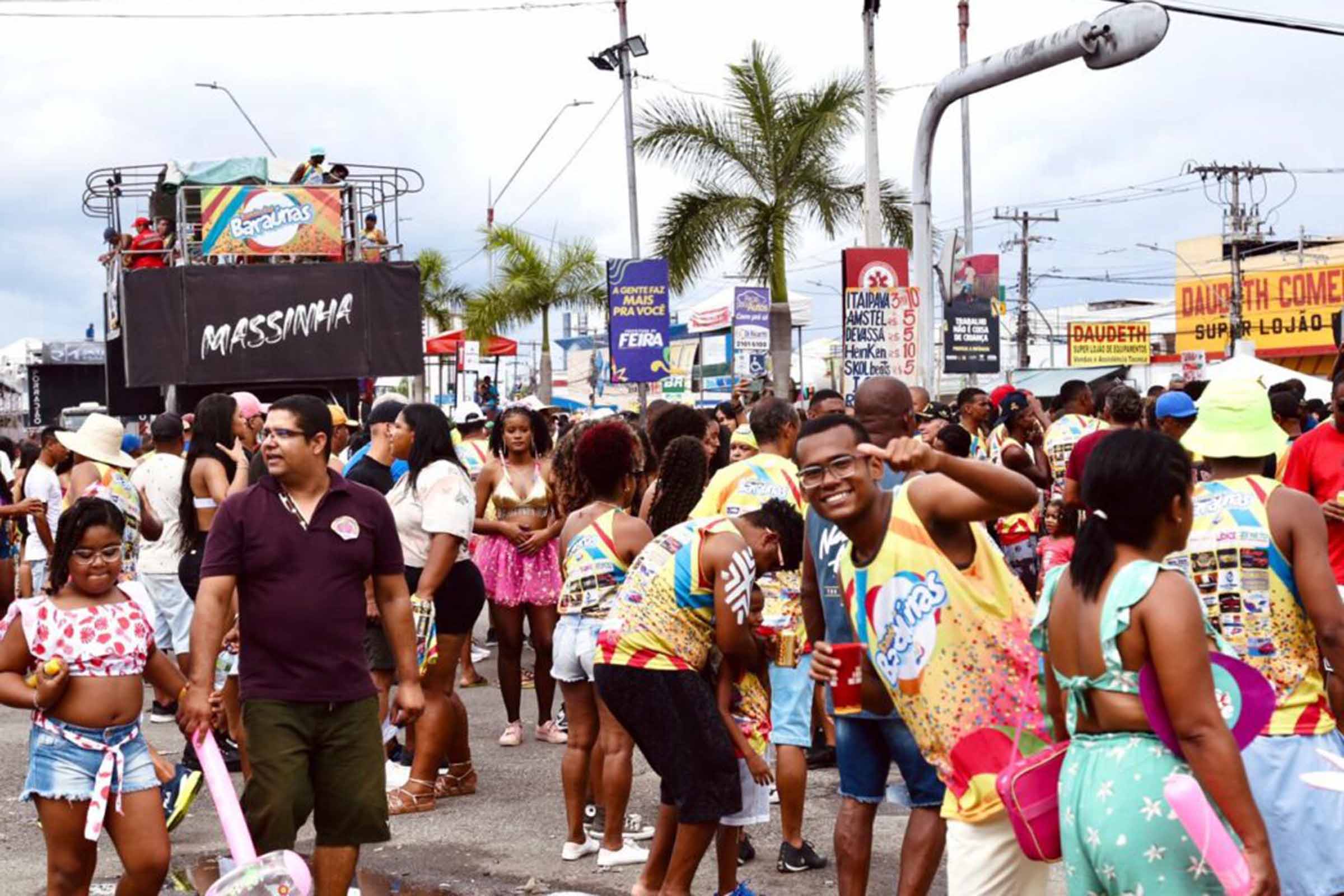 Crianças e jovens brincam no Circuito Maneca Ferreira da Micareta 2023 de Feira de Santana.