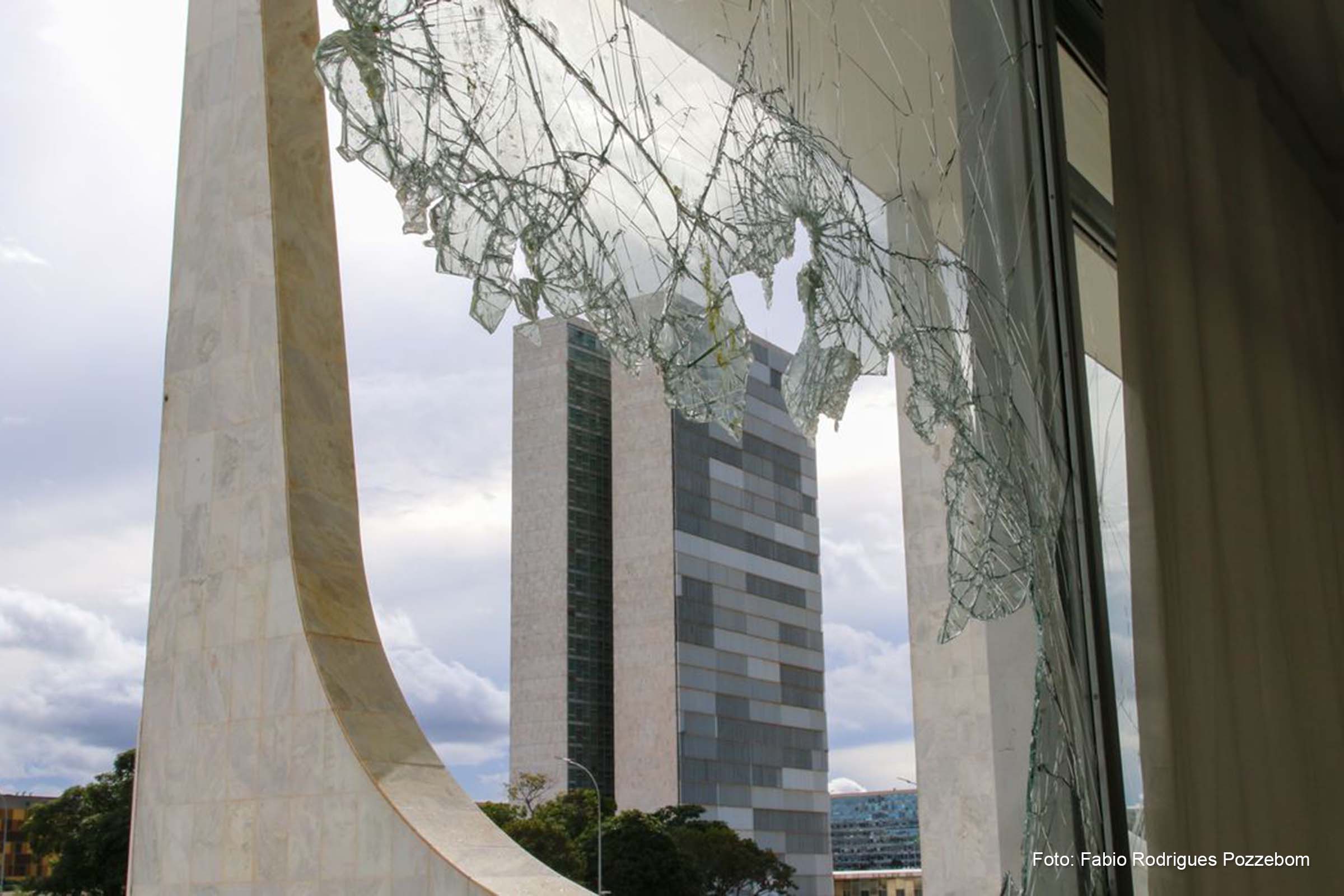 O órgão quer a condenação e bloqueio de bens dos investigados, que foram presos em flagrante dentro do Palácio do Planalto no dia dos atos.
