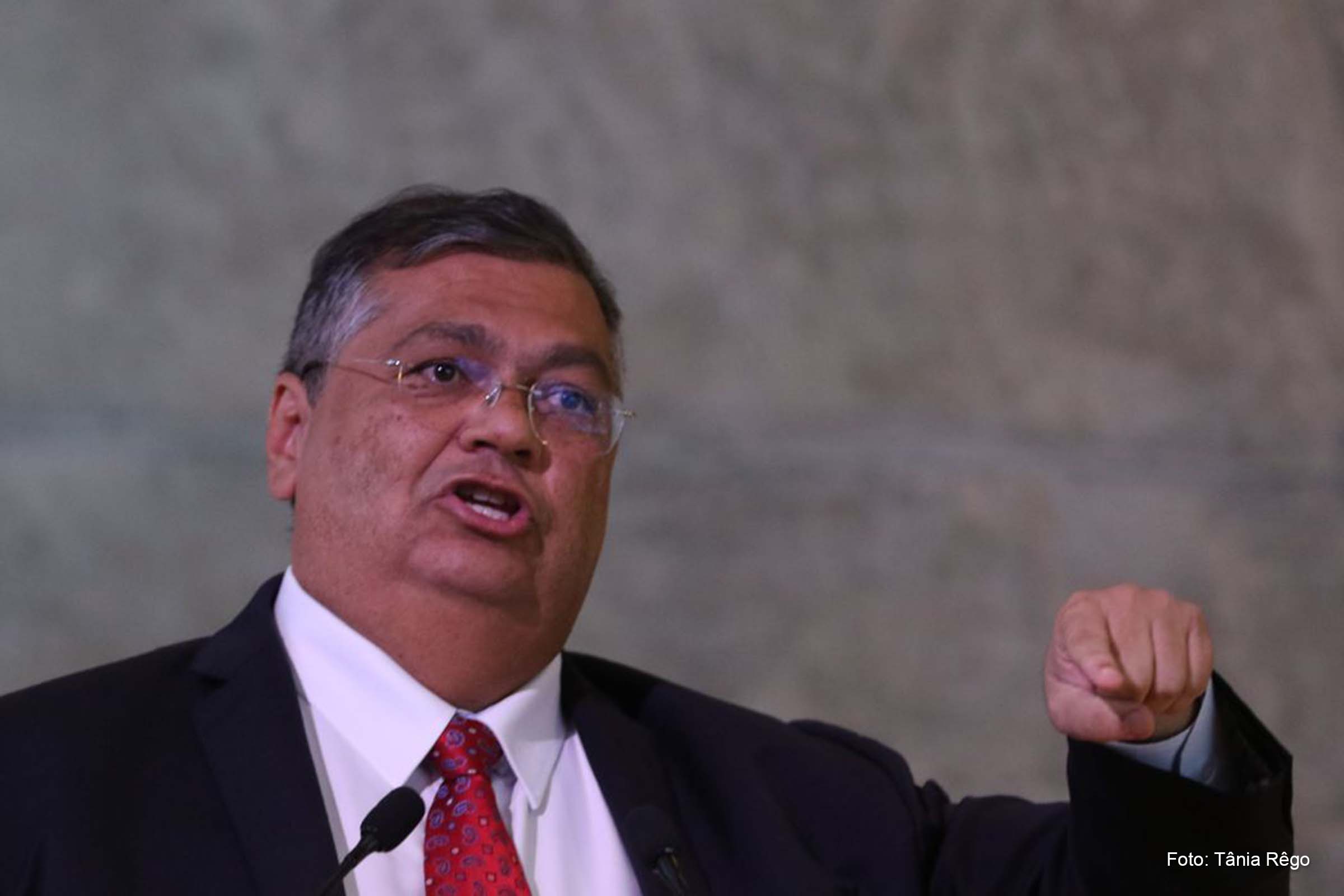 Polícia Federal vai investigar atuação interestadual de grupos neonazistas, diz ministro Flávio Dino