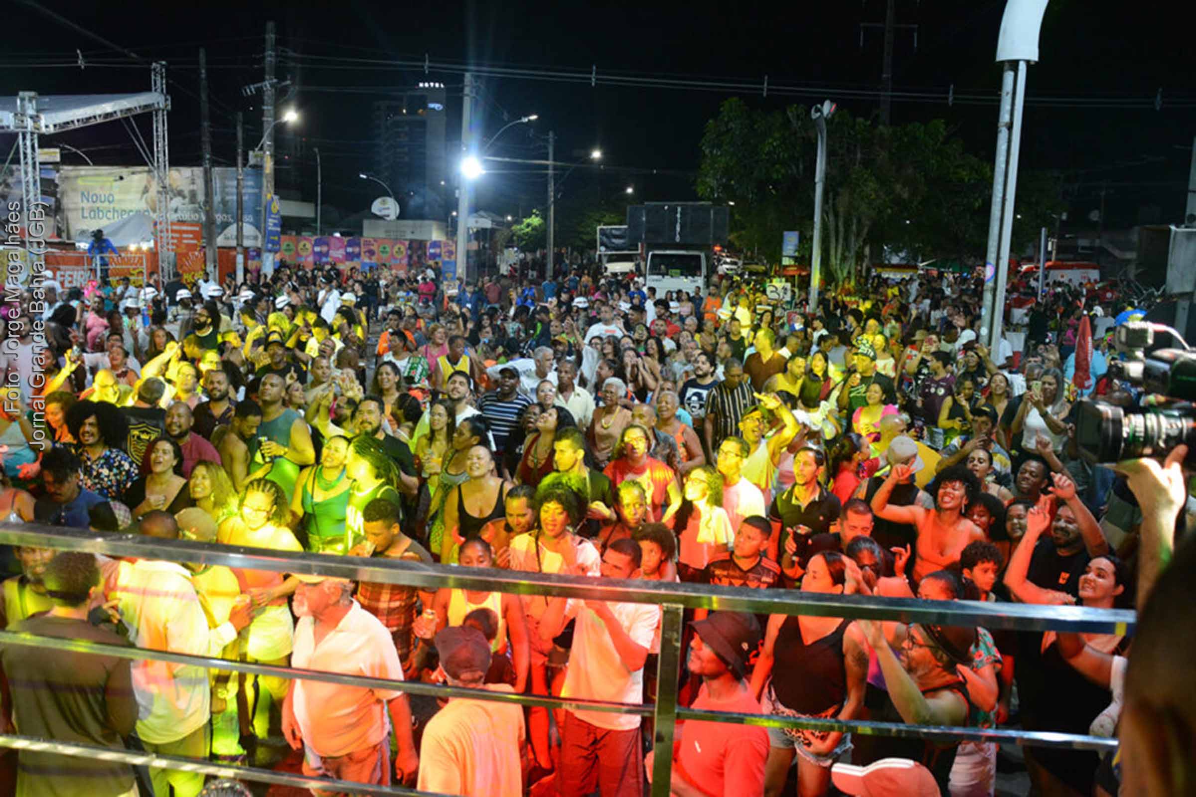Foliões acompanham shows de Paulo Bindá, Tonho Matéria, Negra Cor e Chicana, durante Micareta 2023 de Feira de Santana.