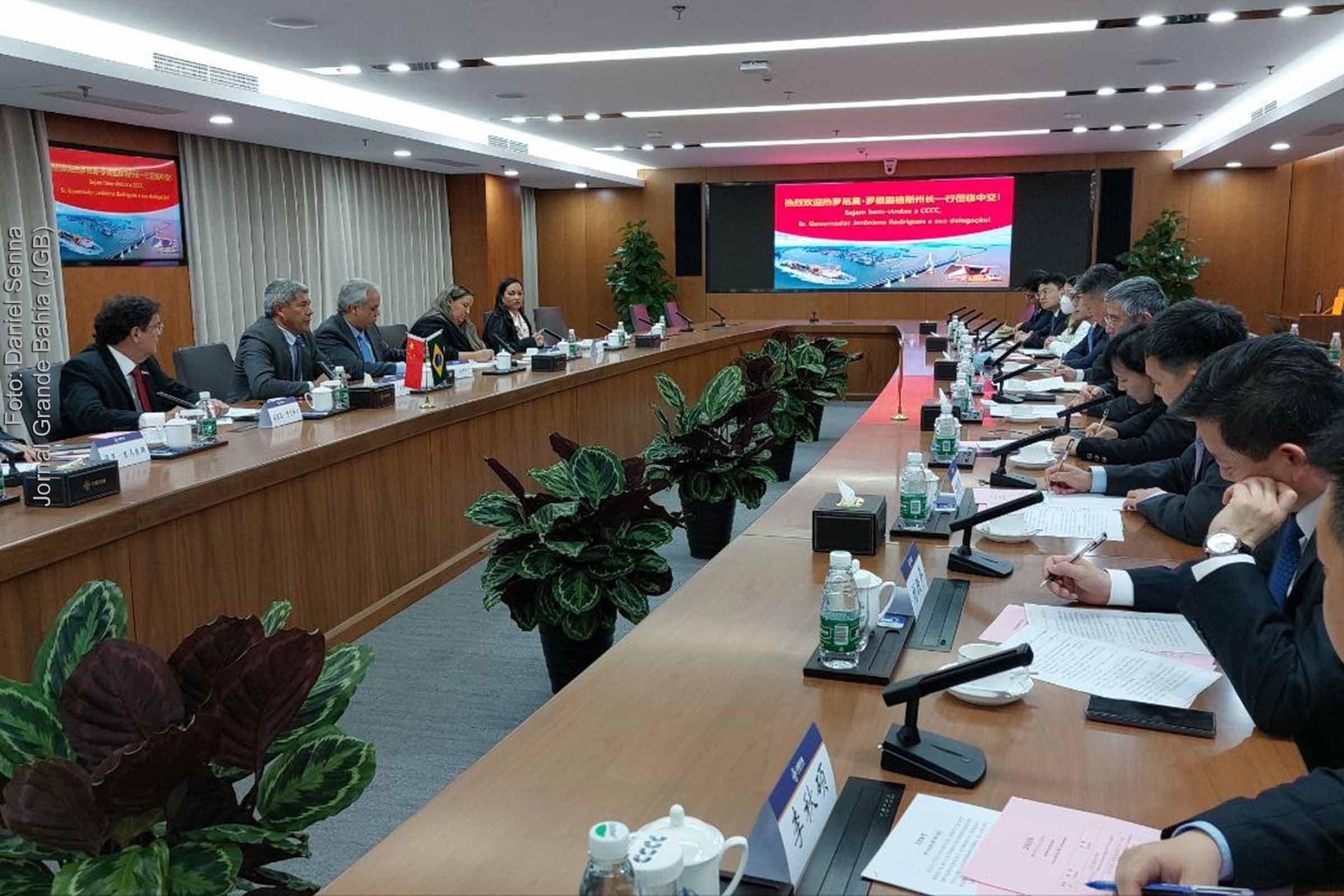 Governador Jerônimo Rodrigues participou de reunião com direção da China Communications Construction Company. Empresa está com cronograma de obras da Ponte Salvador-Itaparica atrasado.