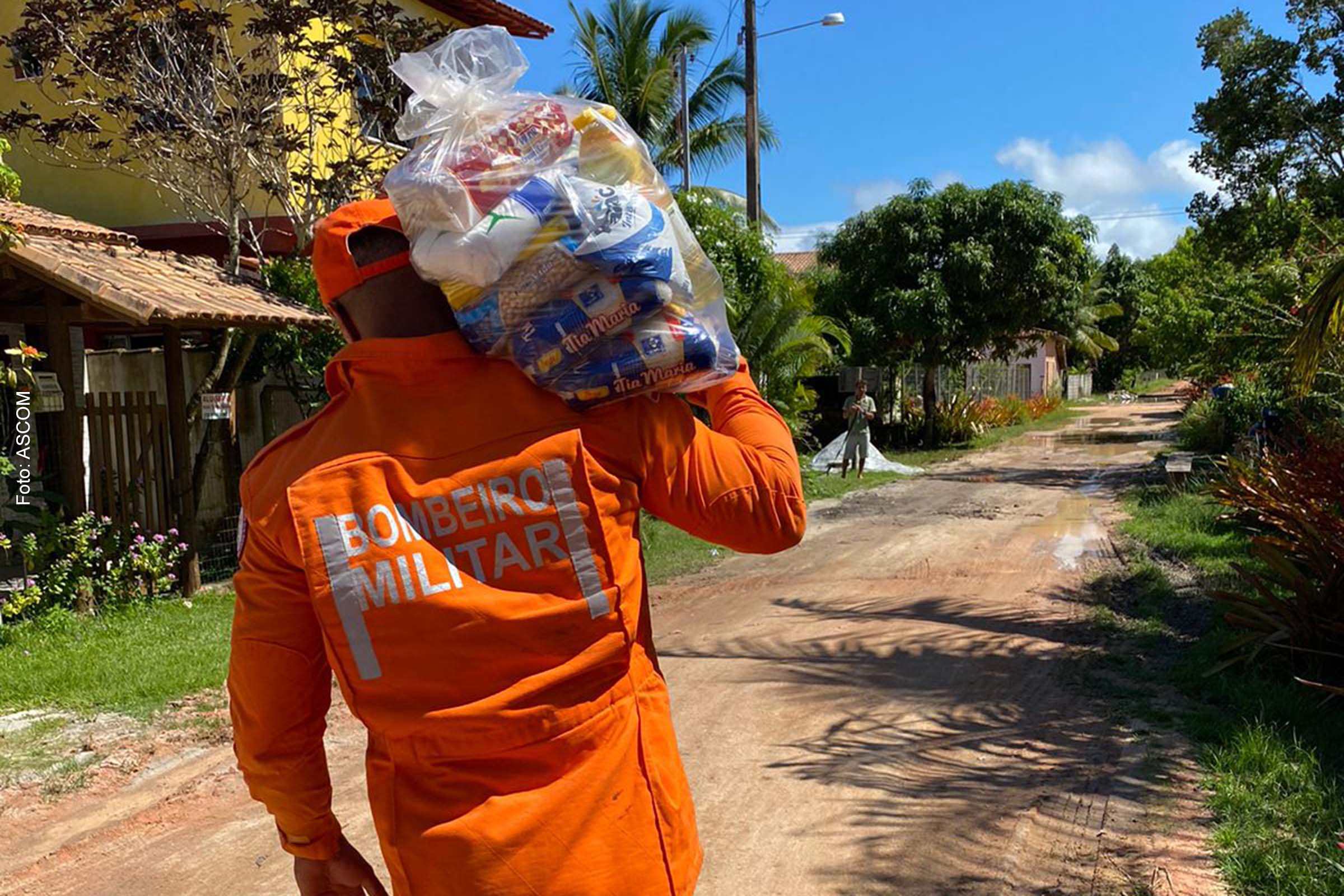 Corpo de Bombeiros Militar da Bahia (CBMBA) já entregou mais de três mil donativos às pessoas vítimas da chuva na região de Santa Cruz Cabrália.