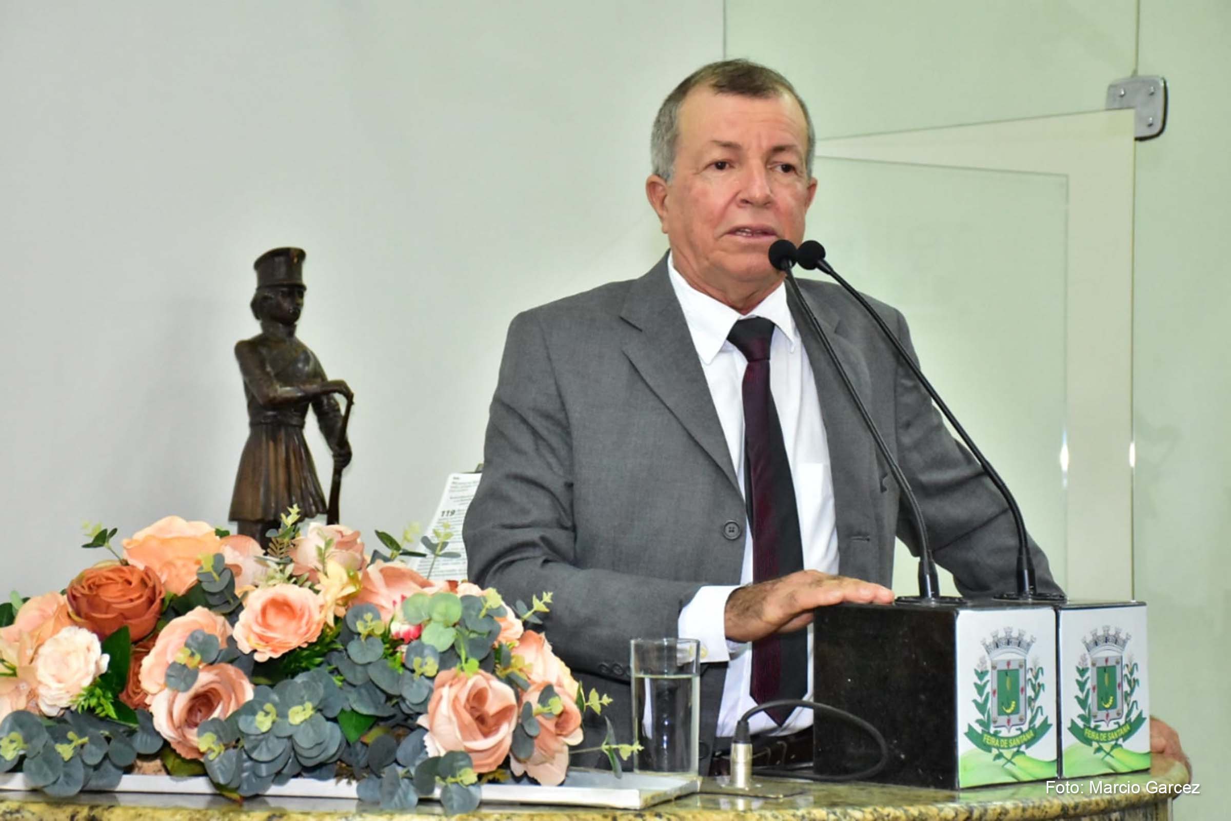 Em sessão solene, o professor e ex-vereador de dois mandatos, Marialvo Barreto, foi celebrado no Legislativo.