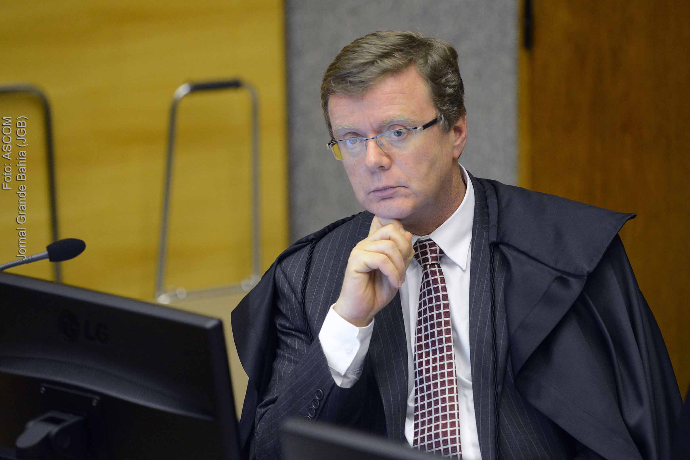 Paulo de Tarso Sanseverino era casado e tinha dois filhos. Gaúcho de Porto Alegre, o ministro iniciou a vida profissional no serviço público como agente administrativo do Tribunal Regional Eleitoral do Rio Grande do Sul (TRE-RS) e, na sequência, como assistente superior judiciário do Tribunal de Justiça do Rio Grande do Sul (TJRS). Bacharel em direito pela Pontifícia Universidade Católica (PUC) do seu estado, Sanseverino se tornou promotor de justiça em 1984, após ser aprovado em primeiro lugar no concurso público, e, em 1986, começou a sua trajetória como juiz de direito, atuando em várias comarcas.