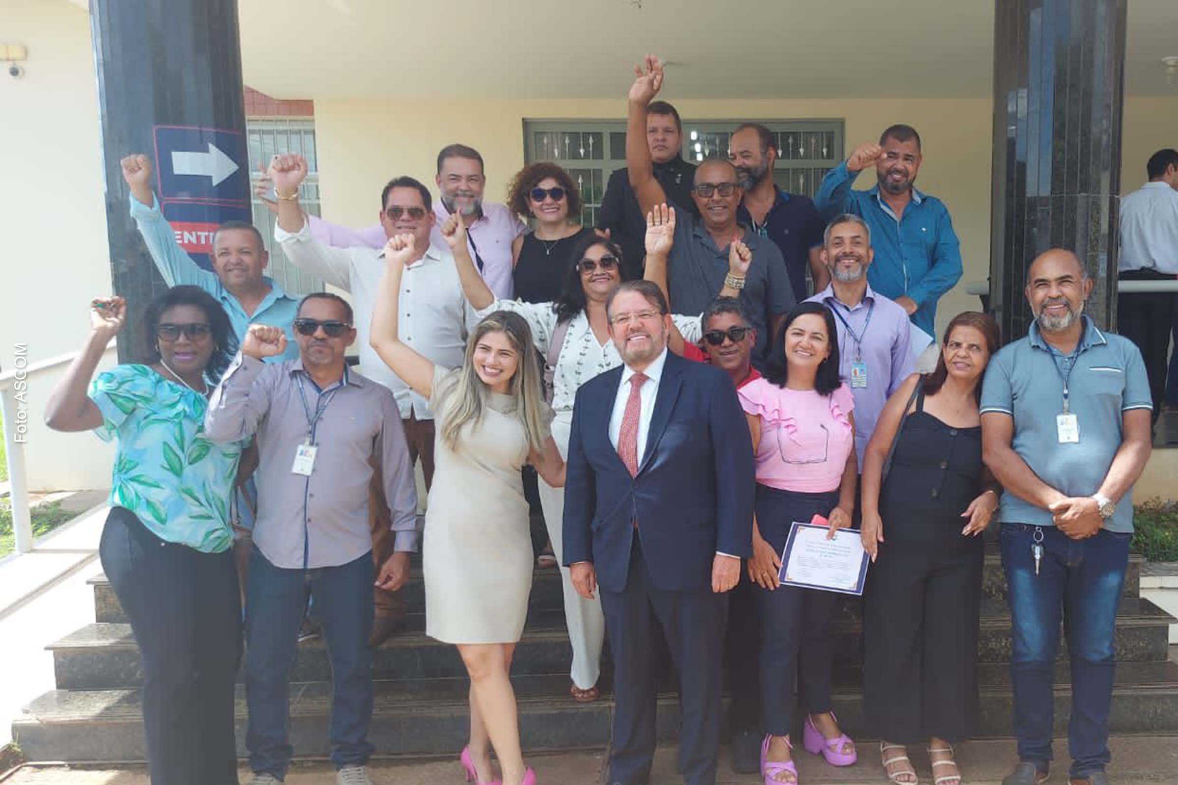Corregedor Jatahy Júnior, Juíza Renata Firme e servidores posam para foto na entrada do fórum de São Desidério.