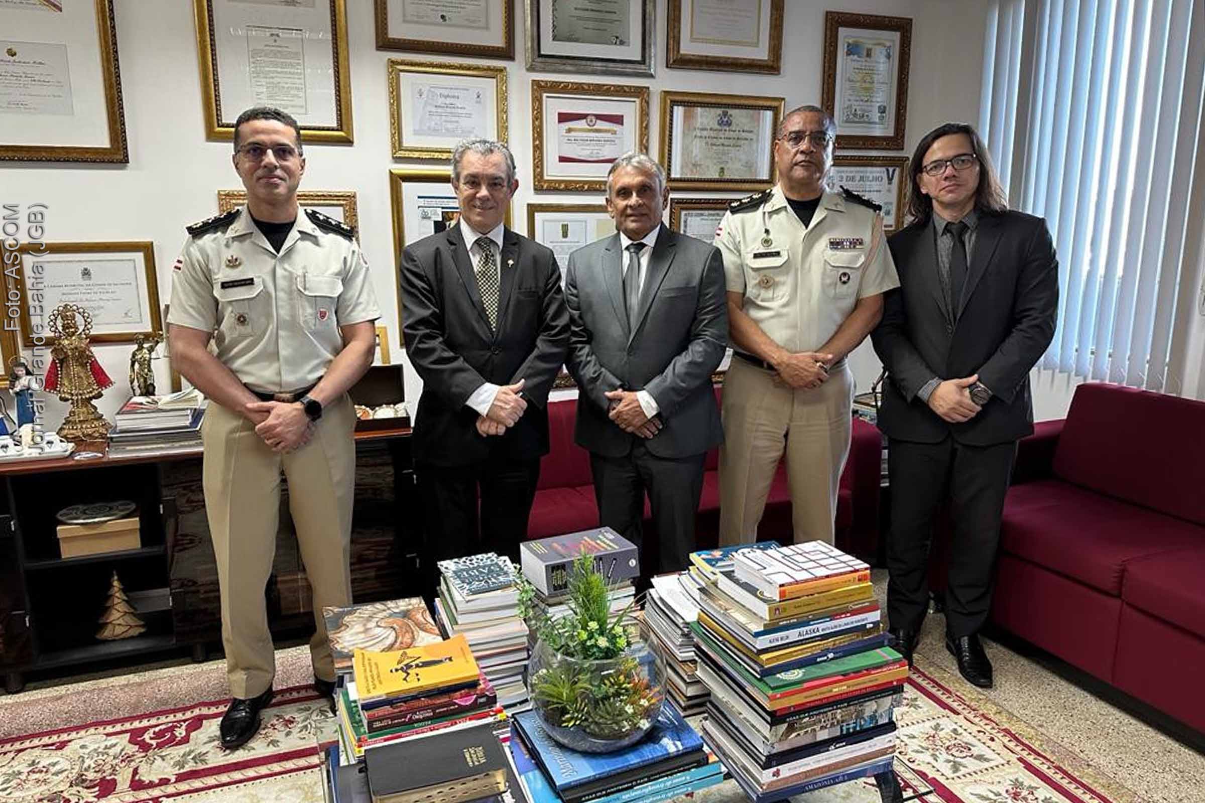 O desembargador Baltazar Miranda Saraiva, membros da PMBA e o desembargador TJMA desembargador José de Ribamar Castro, durante visita oficial da Comissão de Segurança à sede do PJBA.