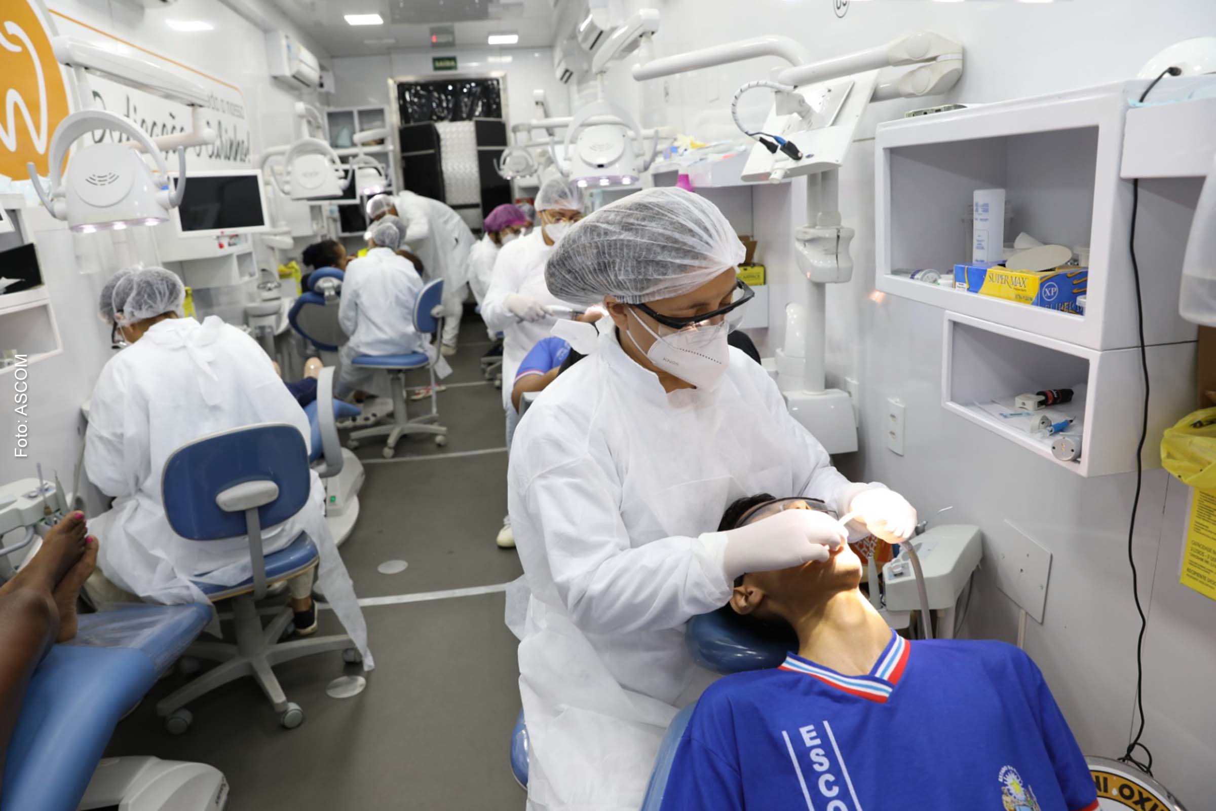 Nos odontomóveis atuam, simultaneamente, até dez dentistas de diversas especialidades, além de outros profissionais.