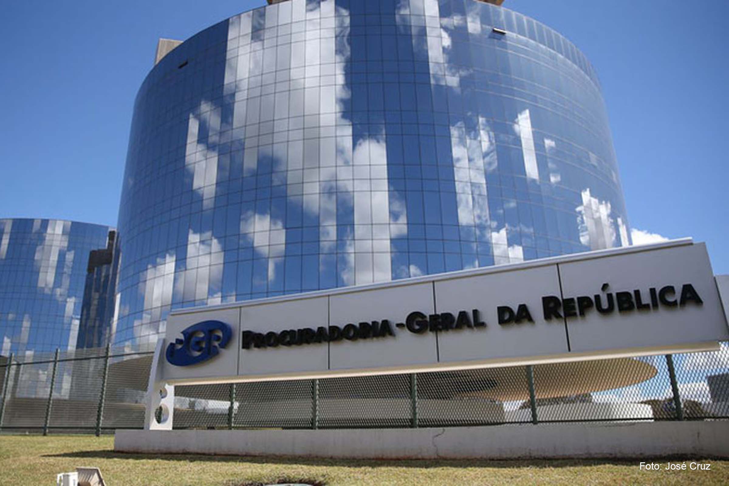 Para a PGR, os 12 presos devem cumprir medidas cautelares diversas da prisão, como proibição do uso de redes sociais.