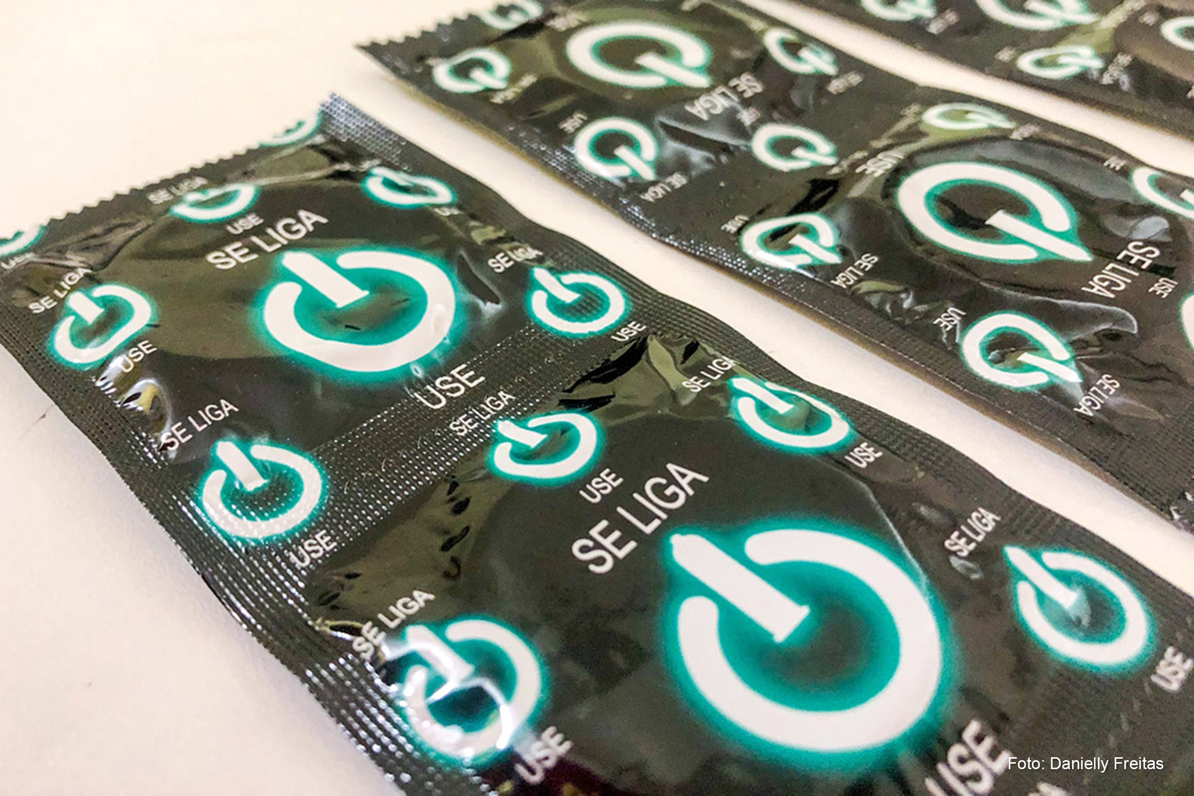 Integrantes da equipe de saúde vão percorrer a avenida entregando as camisinhas.