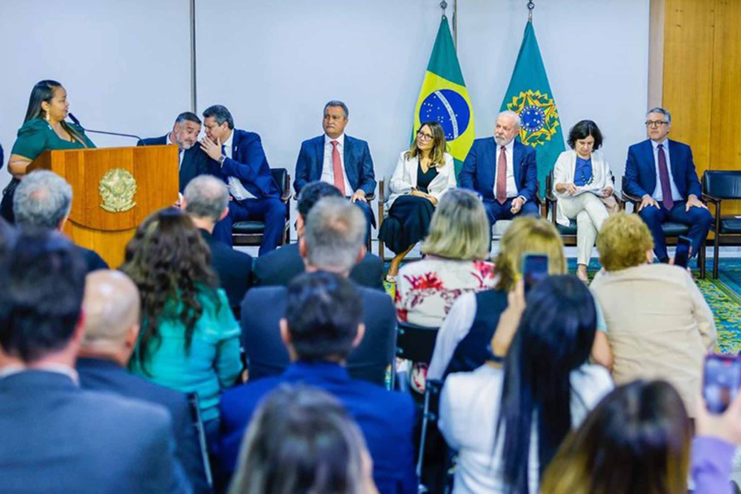 Presidente Lula assina projeto de lei que garante verba para piso da enfermagem.
