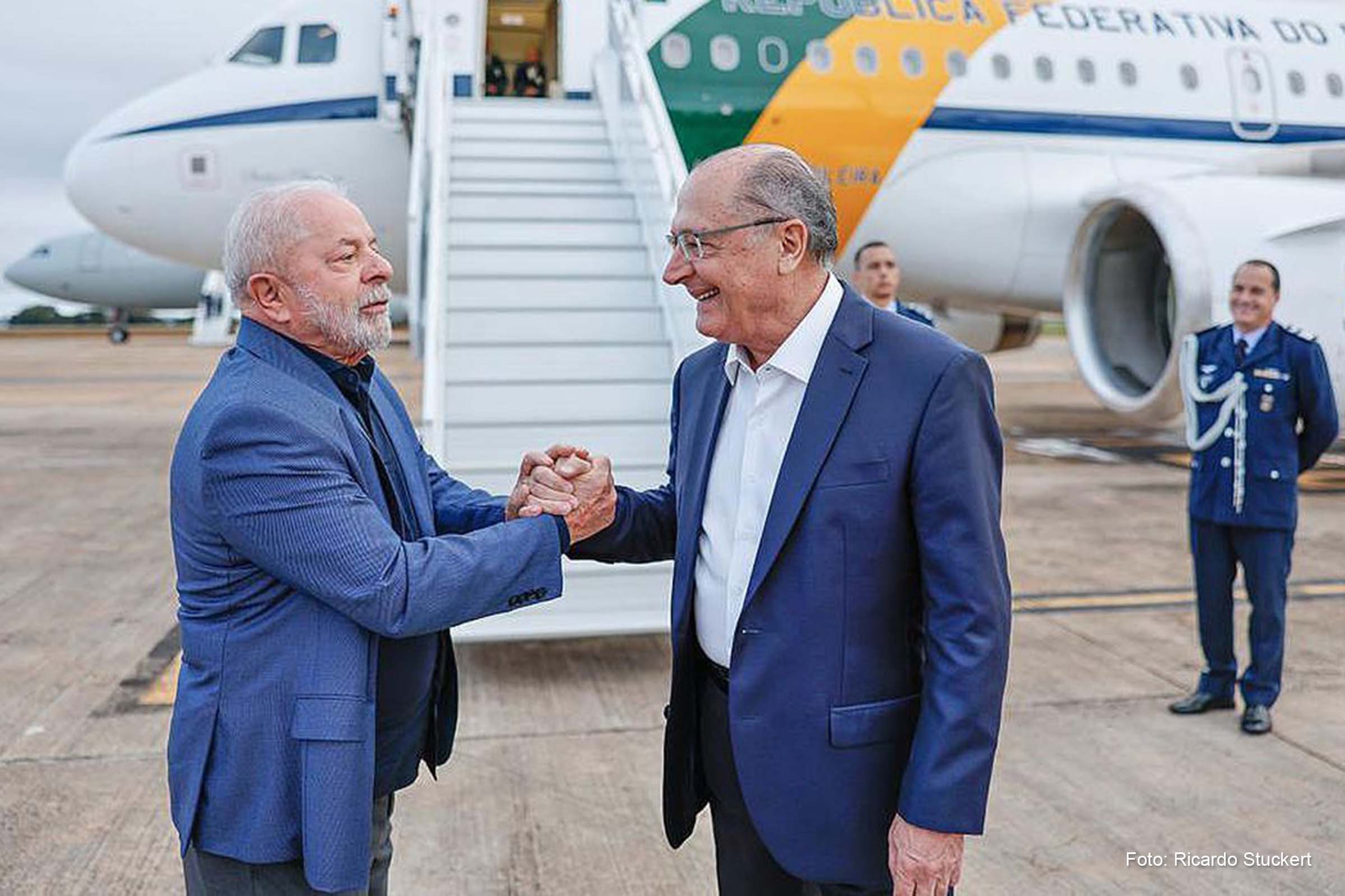 Lula transmitiu o cargo ao vice-presidente Geraldo Alckmin, que o acompanhou até a Base Aérea de Brasília.