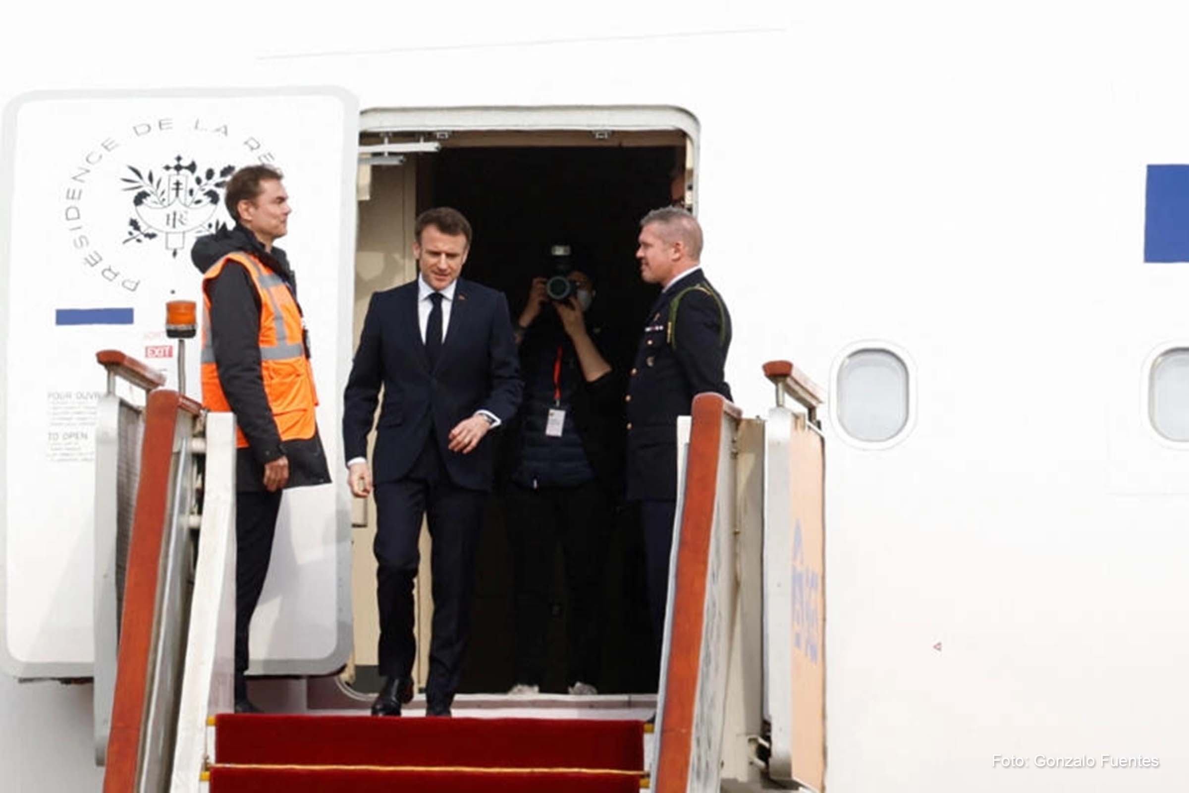 Presidente francês, Emmanuel Macron, desembarcou em Pequim para uma visita oficial de três dias à China.