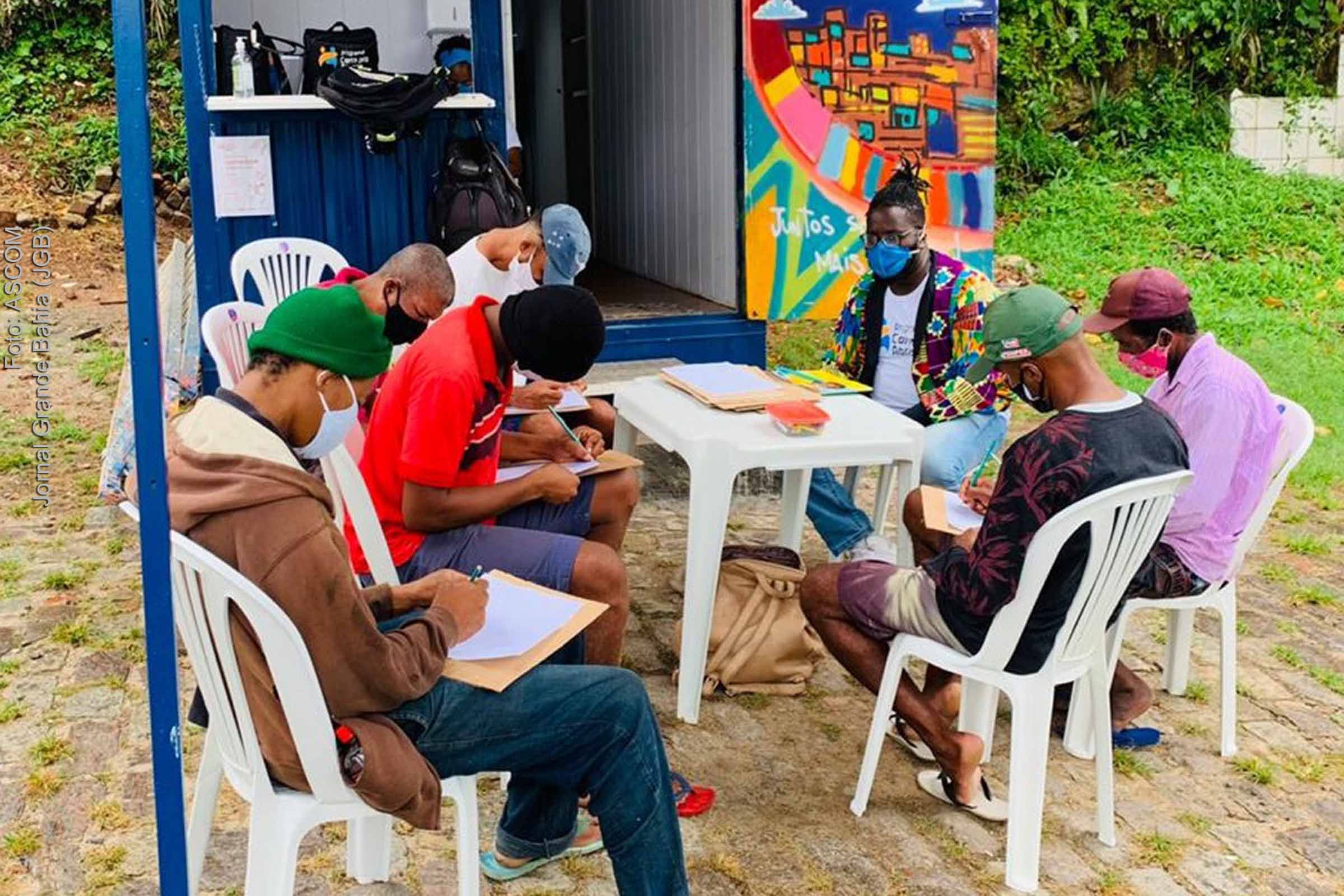 Programa 'Corra pro Abraço' possui equipe multidisciplinar composta por educadores físico e jurídico, assistente social e psicólogo.