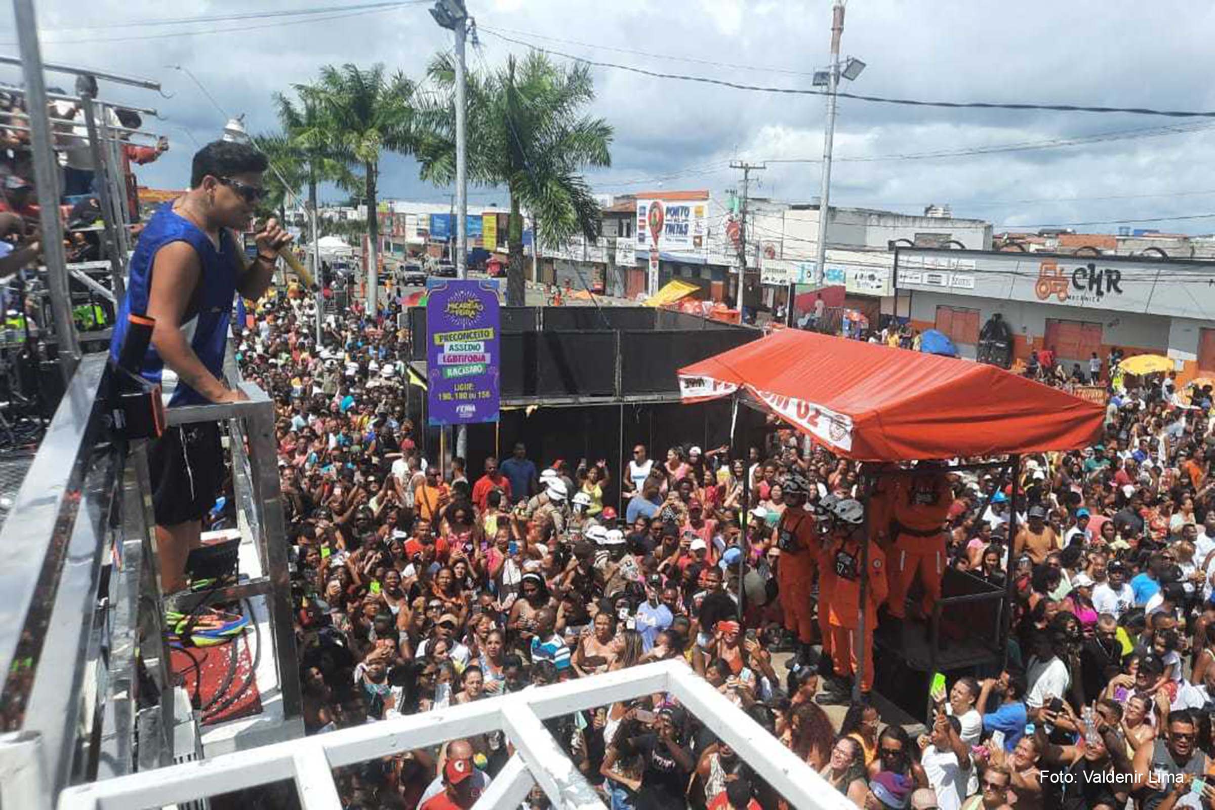 Ao som do arrocha romântico do cantor feirense Thiago Aquino, a multidão tomou conta dos dois lados da avenida Presidente Dutra.