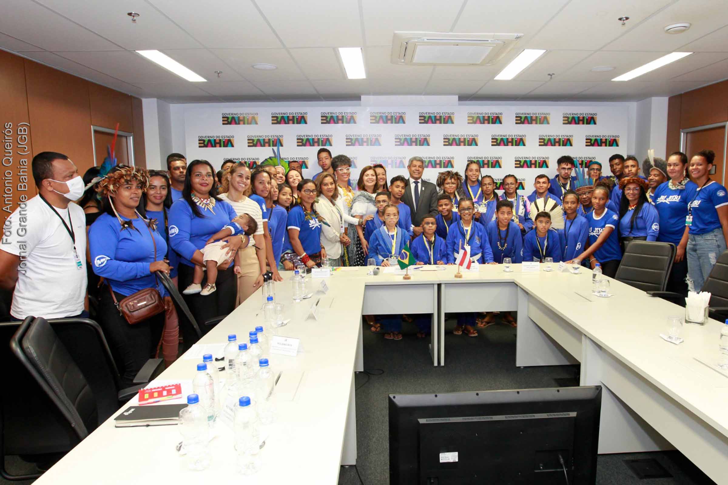 Atletas indígenas da Bahia que participaram do torneio de Jiu-Jitsu Brasil Cup são recebidos pelo governador Jerônimo Rodrigues.