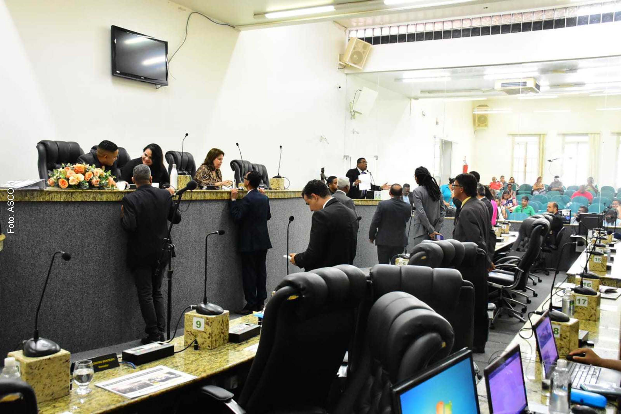 Houve um debate entre vereadores de oposição e governo, sobre o tema.