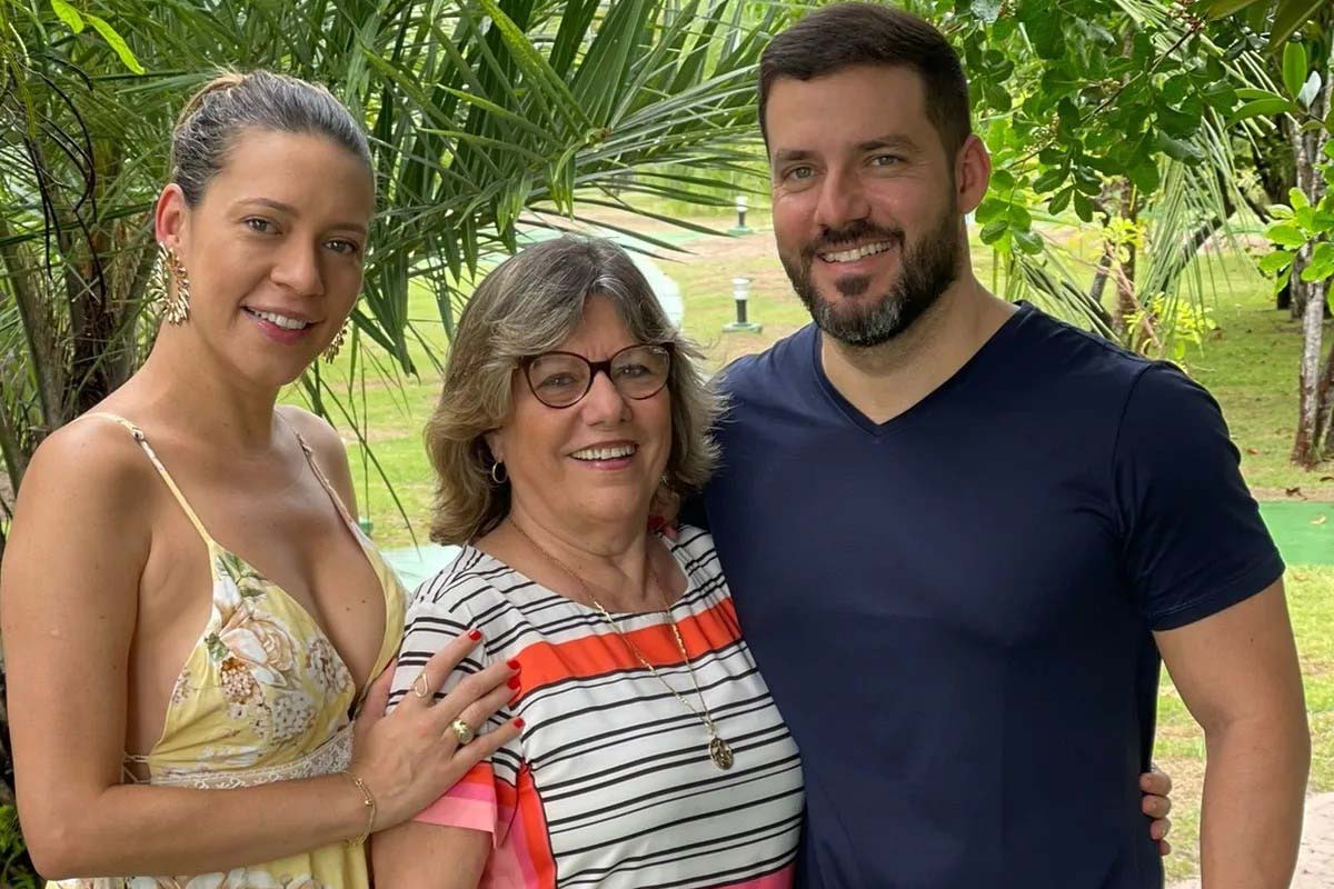 Conceição Aranha ladeada pelos filhos a odontóloga Diana e o executivo engenheiro Wellington Jr.