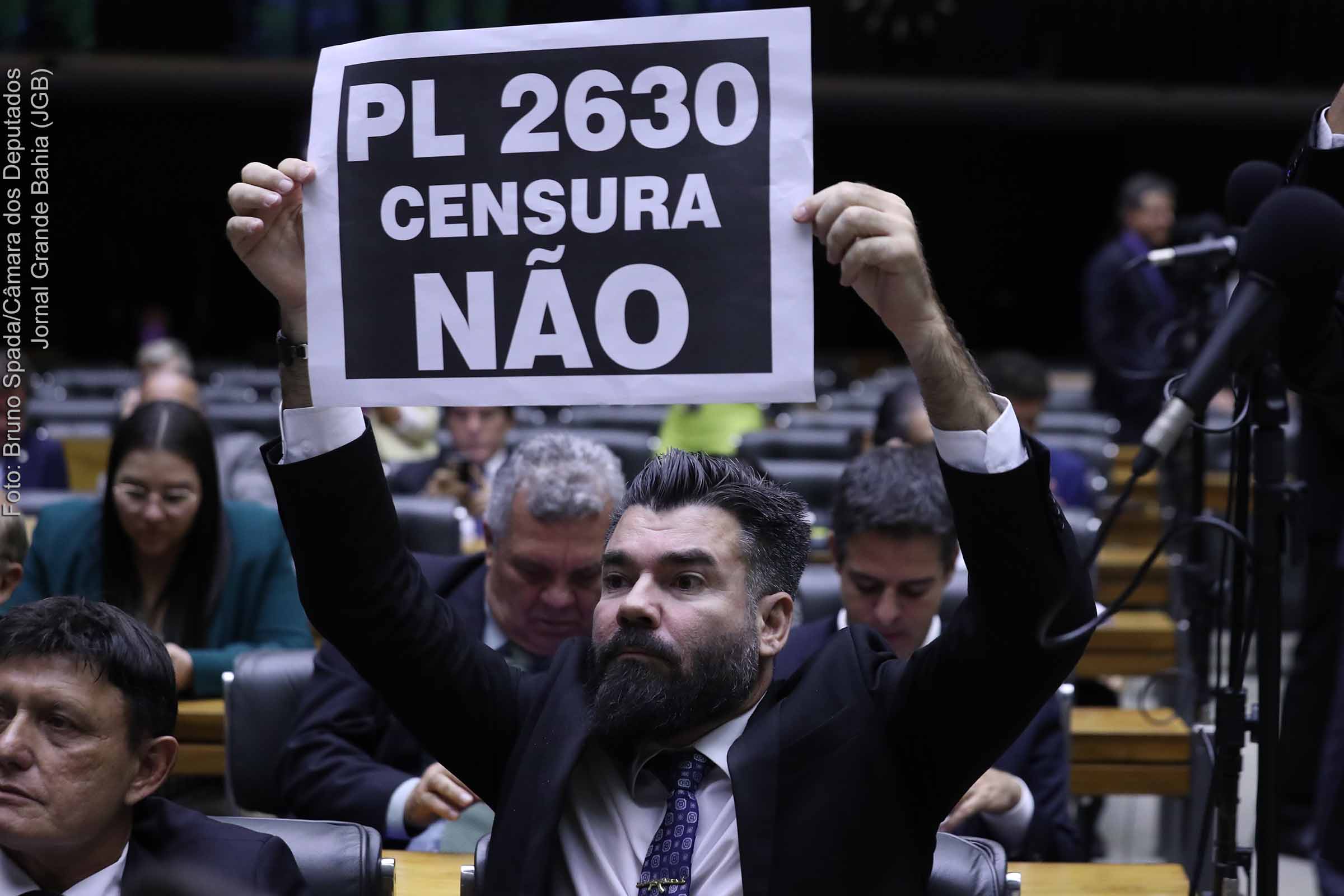 Deputados contrários ao Projeto de Lei das Fake News (PL 2630/20) protestaram no Plenário.