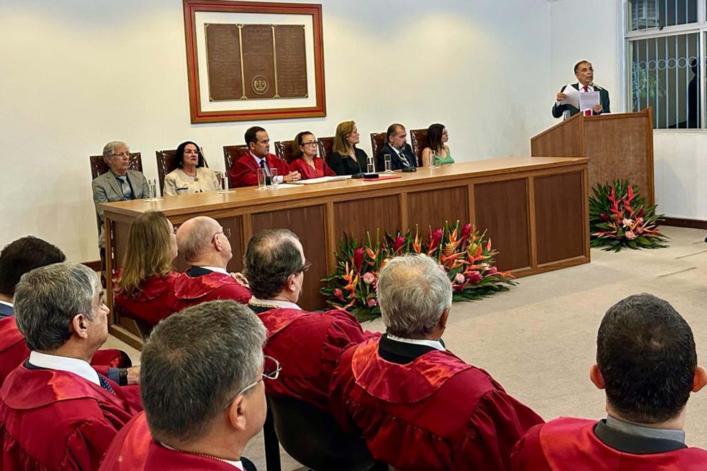 Desembargador Lourival Trindade discursando na cerimônia promovida pela Academia de Letras Jurídicas da Bahia.