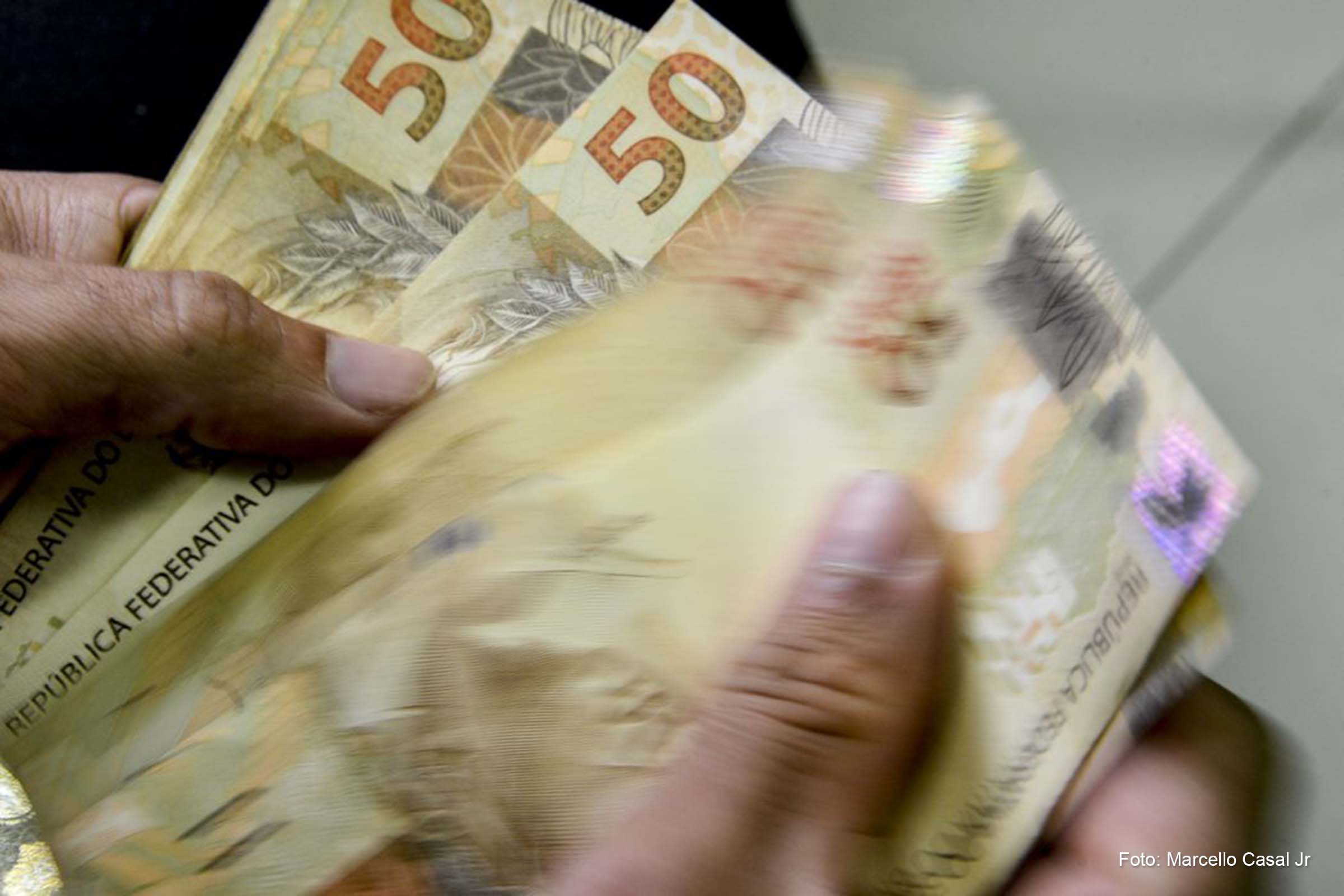 Para receber o Bolsa Família, a principal regra é ter a renda mensal por pessoa de até R$ 218.