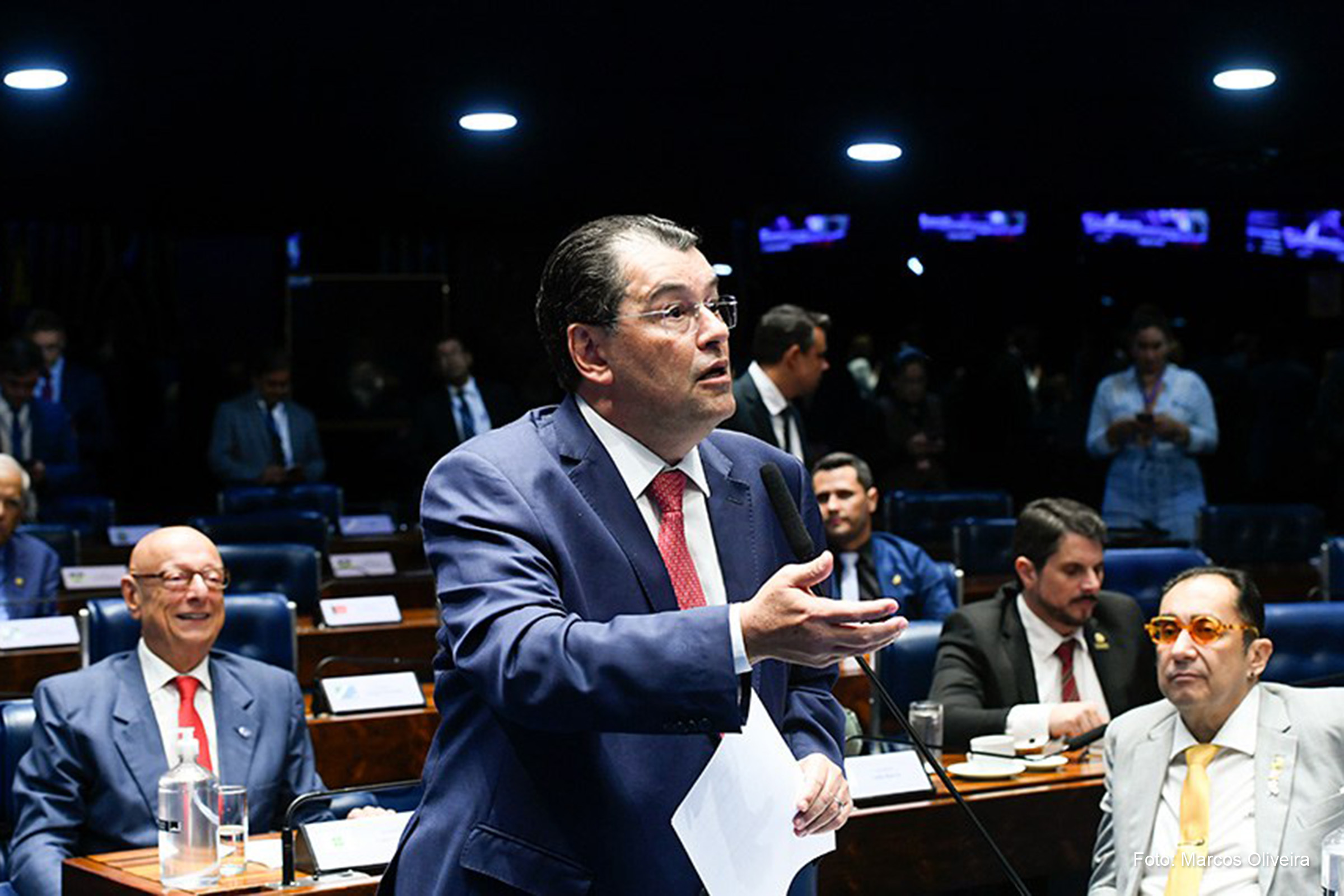 O autor do projeto, Eduardo Braga, entre o relator, Esperidião Amin, e Jorge Kajuru.