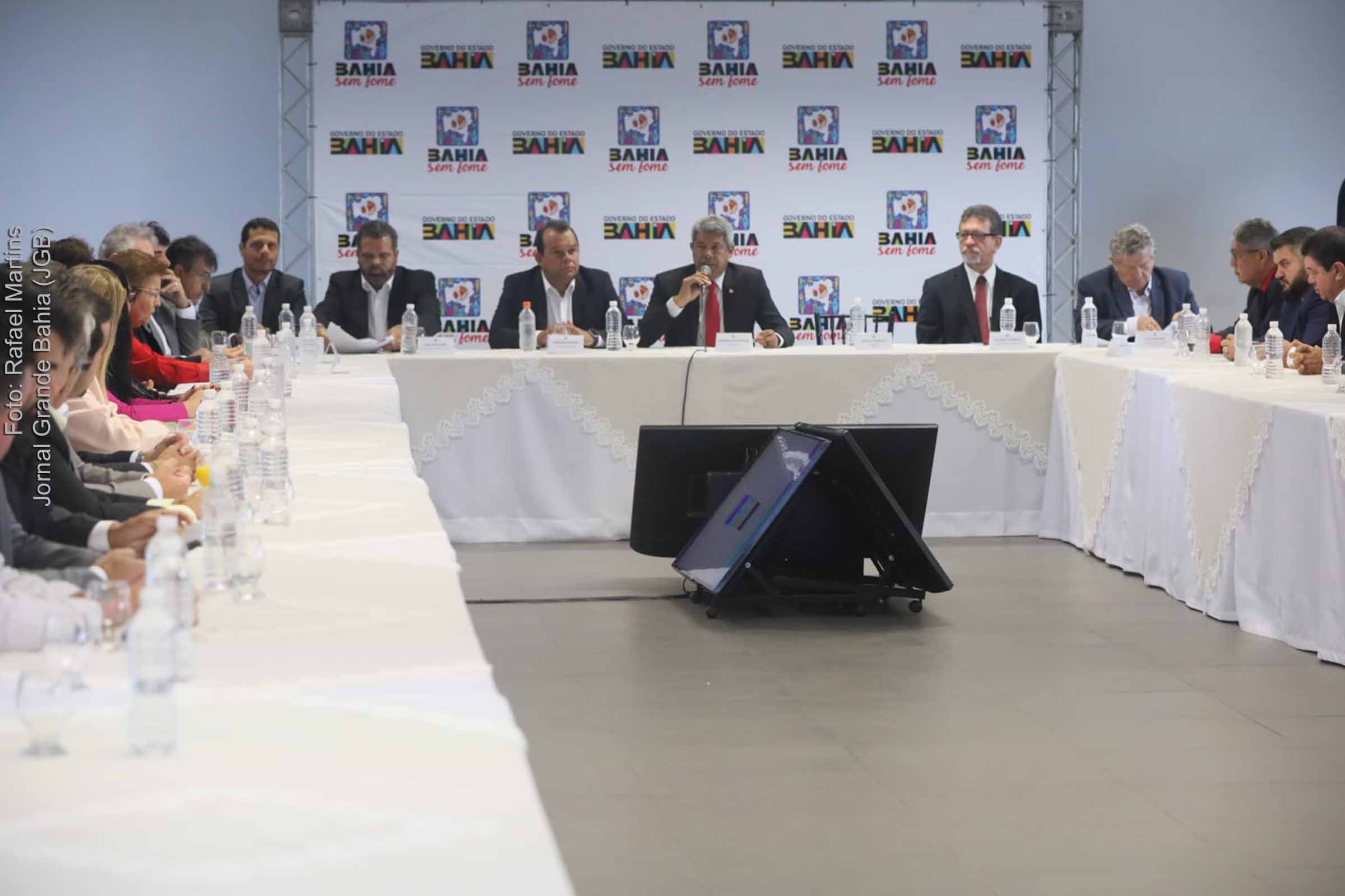 Pacote de Leis prevê, além de reajustes e promoções para servidores estaduais da Bahia, a aplicação do Piso da Educação, inclusive no Magistério Indígena, e a maior reestruturação organizacional da Segurança Pública nos últimos anos, diz governador Jerônimo Rodrigues, durante reunião com secretários estaduais e membros da bancada do Governo na ALBA.