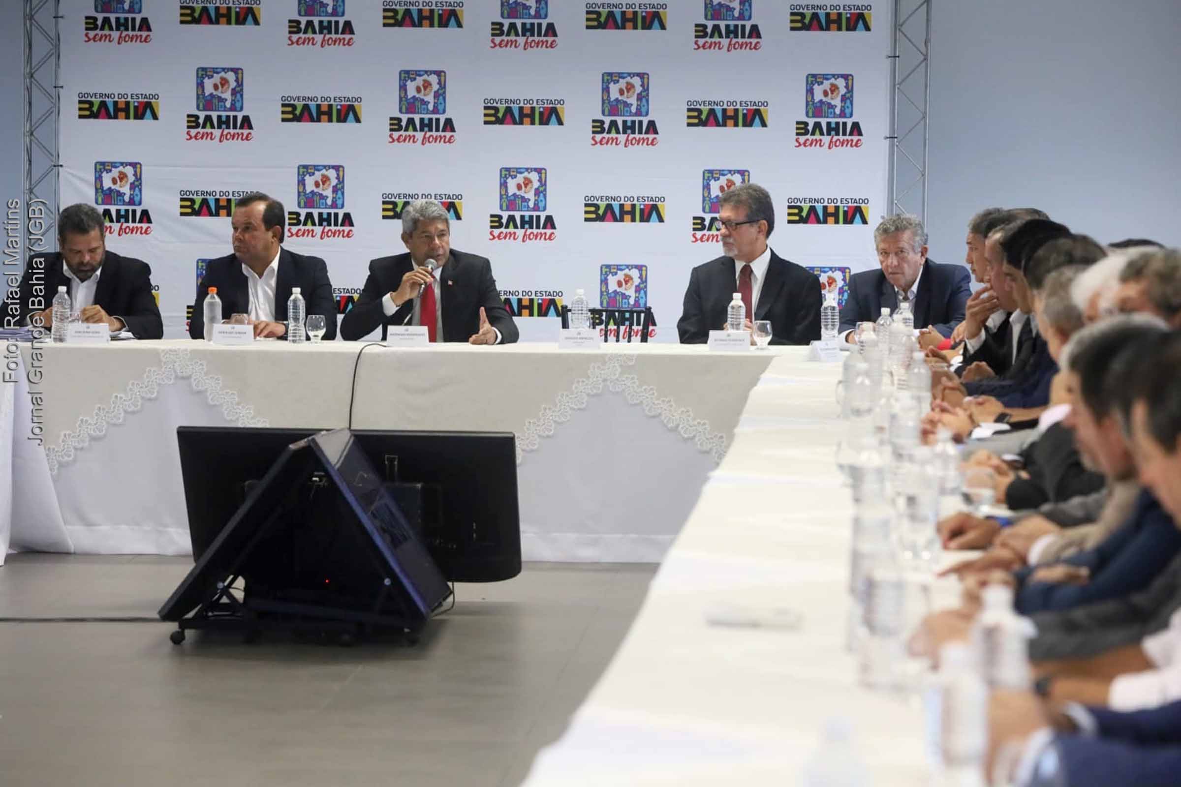 Governador Jerônimo Rodrigues lidera reunião com secretários e deputados e apresenta proposta de reajuste salarial para o funcionalismo estadual em 2023.