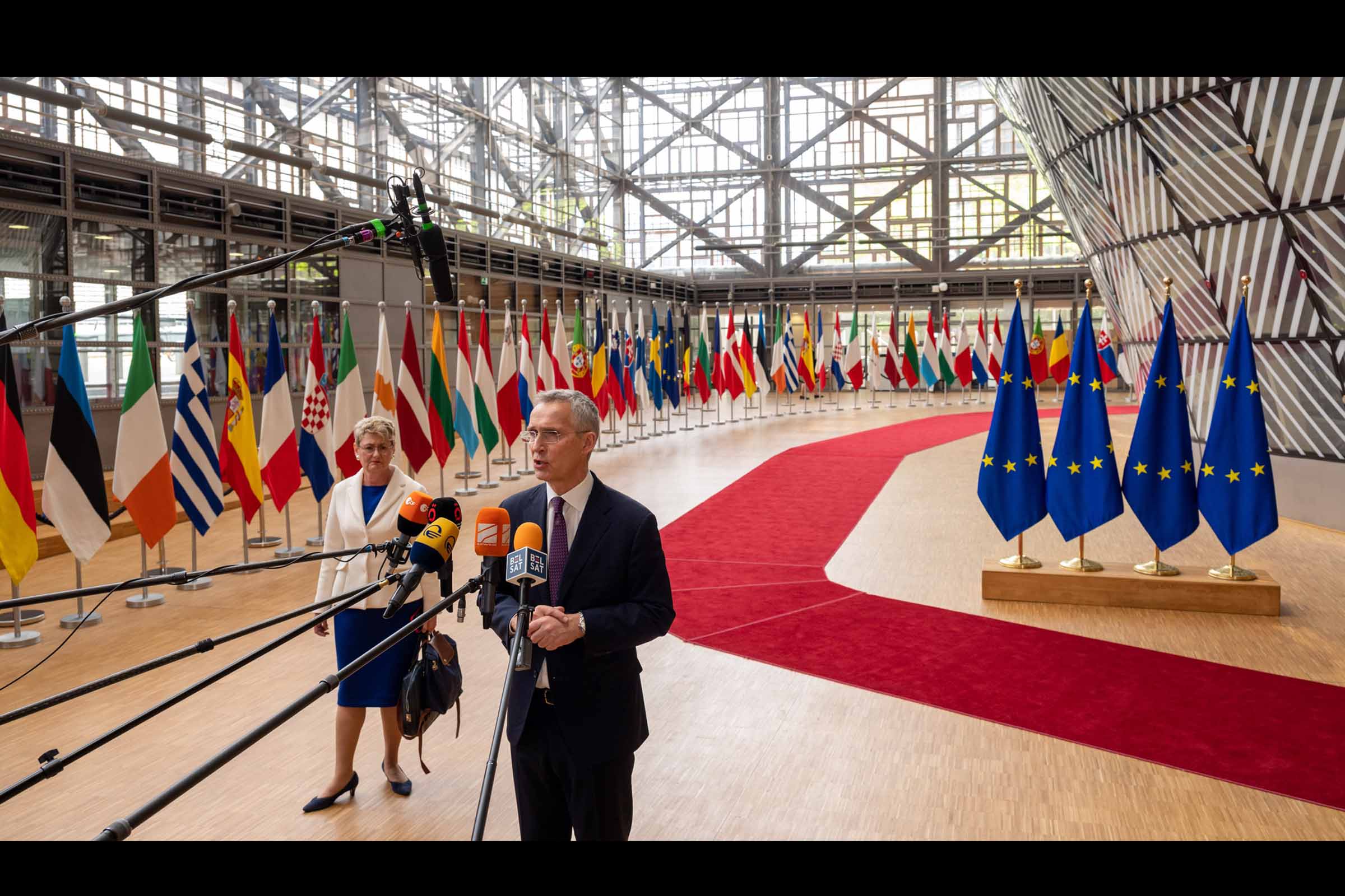 Europa sofrerá declínio e desindustrialização se ficar no sistema dominado pelos EUA, diz sociólogo Noam Chomsky