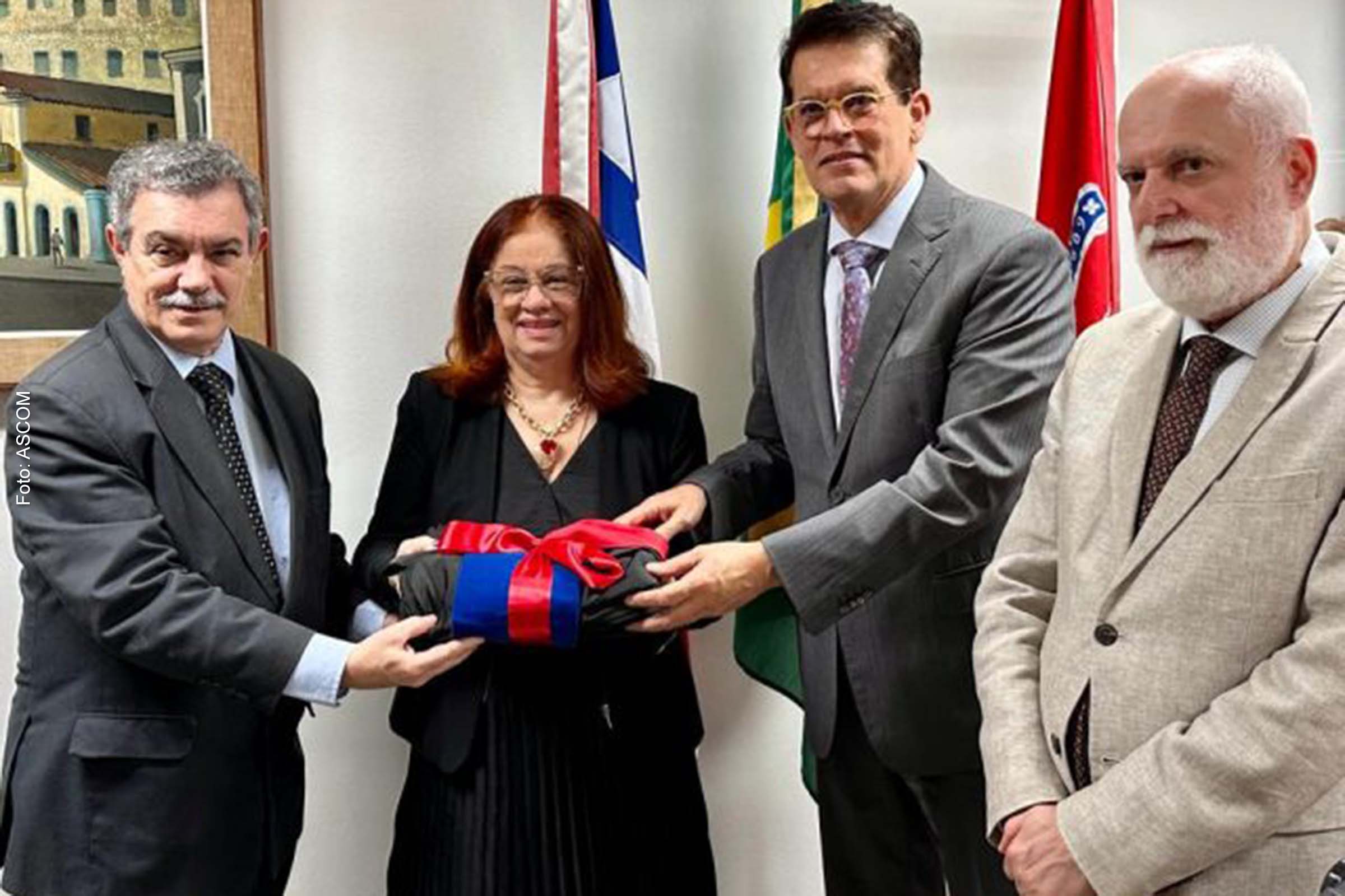 Nova desembargadora e presidente do TJBA ao lado de convidados da cerimônia de posse.